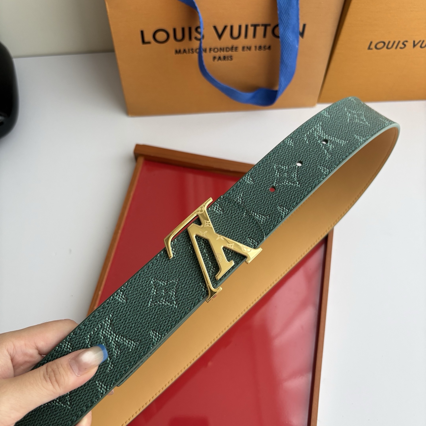 LOUIS VUITTON经典原单品质，一面经典印花一面原版皮底，搭配原单精品挂扣，精工制作，细节看图，实物拍摄，高端奢
