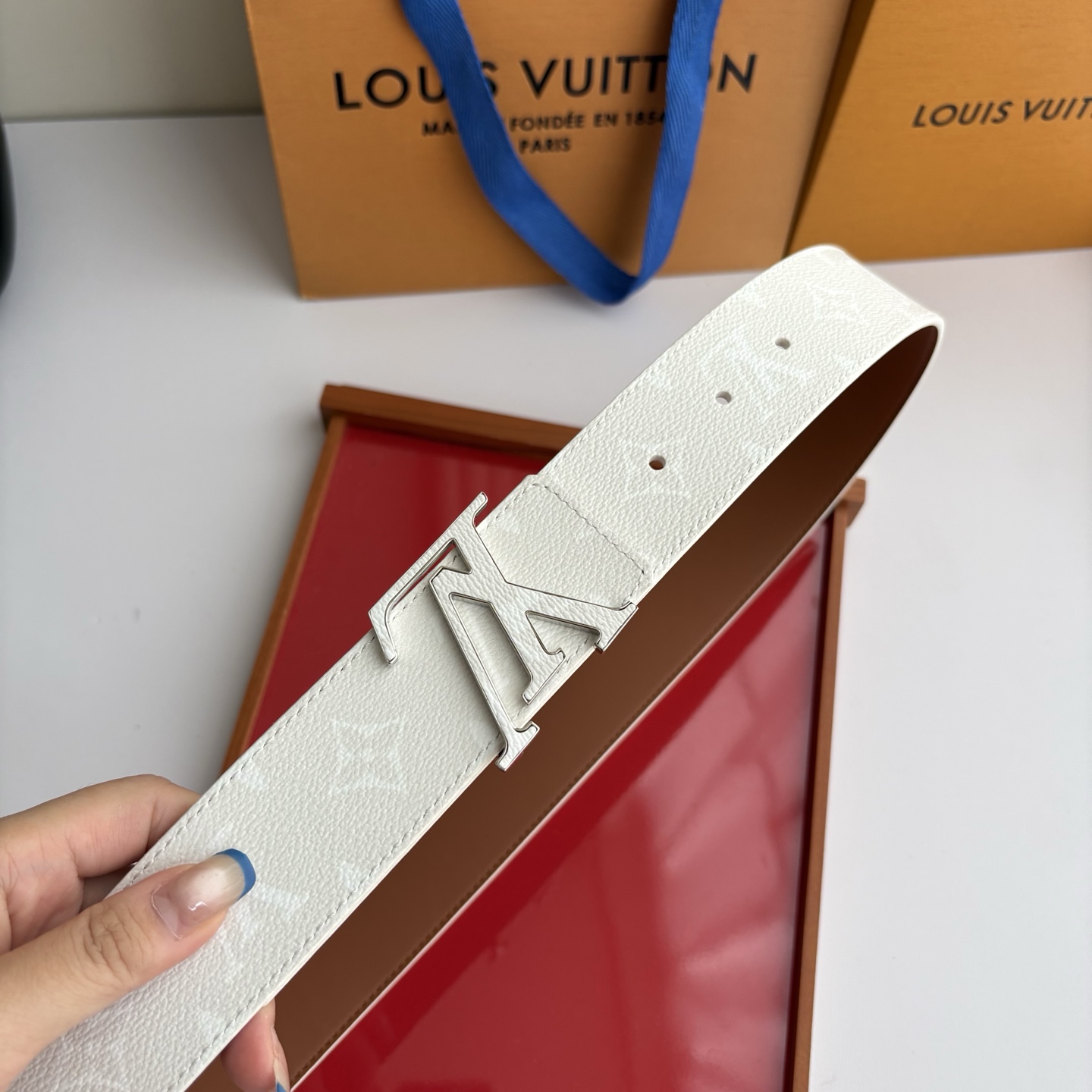 Lv米白色印花搭配另一面土黄平纹底，搭配精品挂扣，精致百搭，时尚大方，宽4.0cm