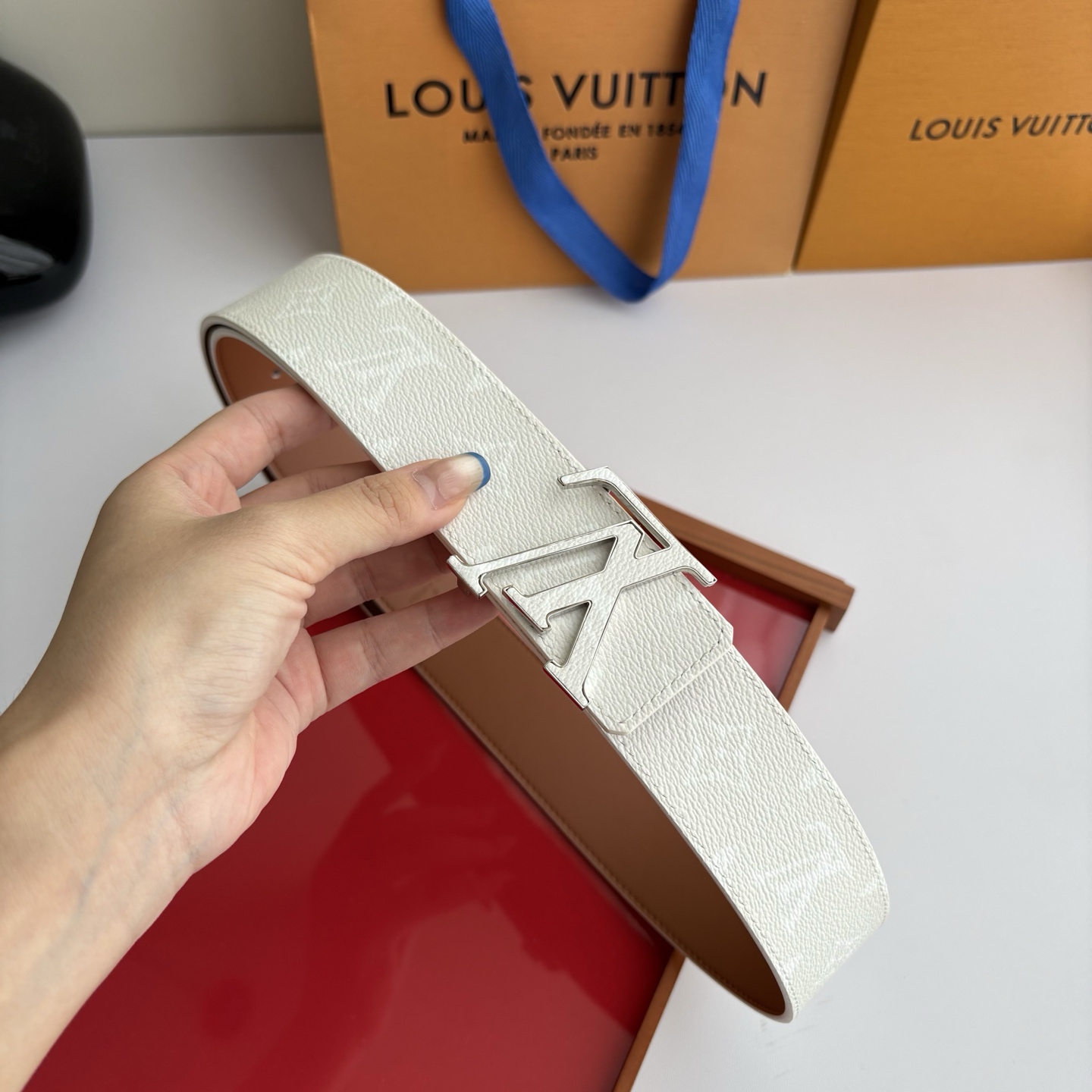 Lv米白色印花搭配另一面土黄平纹底，搭配精品挂扣，精致百搭，时尚大方，宽4.0cm