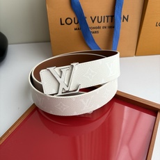 Lv米白色印花搭配另一面土黄平纹底,搭配精品挂扣,精致百搭,时尚大方,宽4.0cm Lv米白色印花搭配另一面土黄平纹底,搭配精品挂扣,精致百搭,时尚大方,宽4.0cm