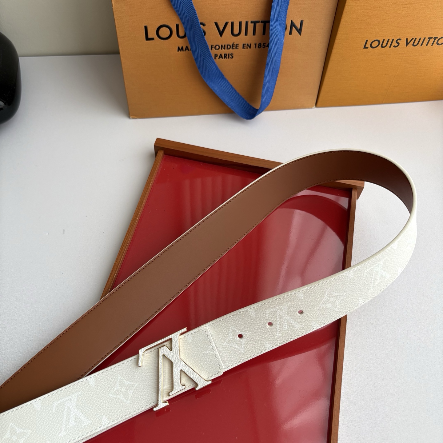 Lv米白色印花搭配另一面土黄平纹底，搭配精品挂扣，精致百搭，时尚大方，宽4.0cm