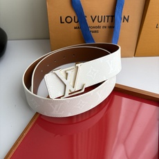 Lv米白色印花搭配另一面土黄平纹底,搭配精品挂扣,精致百搭,时尚大方,宽4.0cm Lv米白色印花搭配另一面土黄平纹底,搭配精品挂扣,精致百搭,时尚大方,宽4.0cm