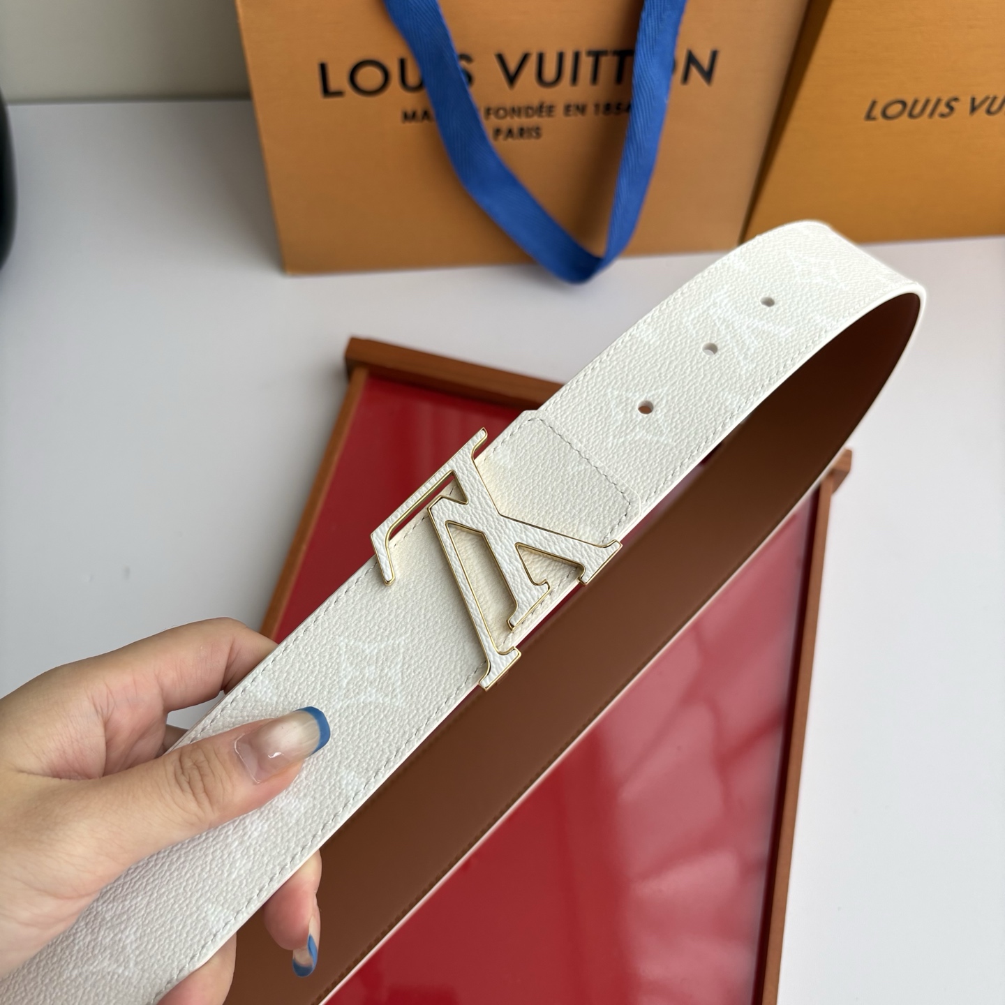 Lv米白色印花搭配另一面土黄平纹底，搭配精品挂扣，精致百搭，时尚大方，宽4.0cm