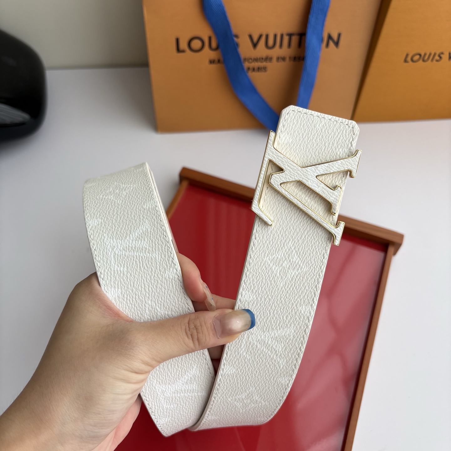Lv米白色印花搭配另一面土黄平纹底，搭配精品挂扣，精致百搭，时尚大方，宽4.0cm