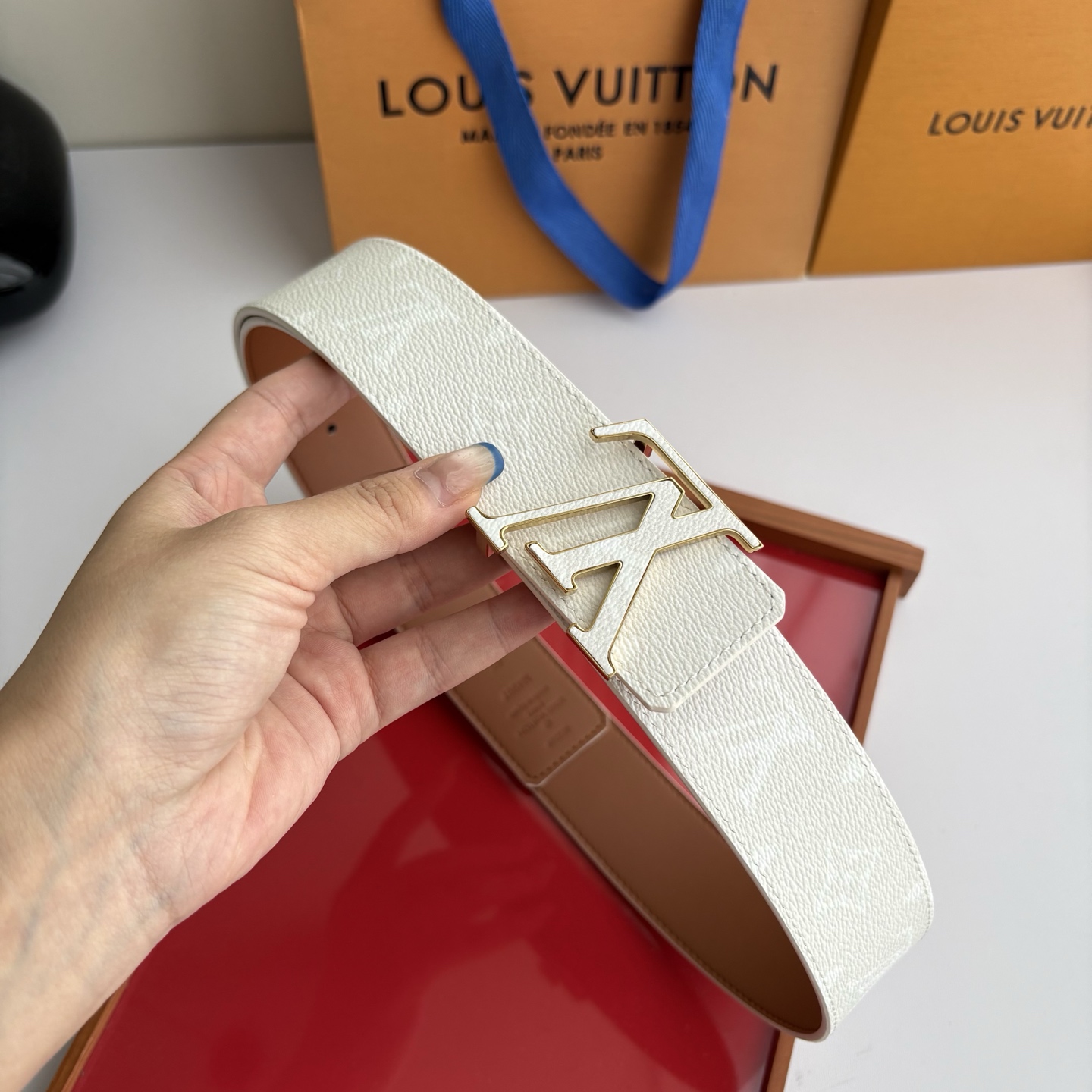 Lv米白色印花搭配另一面土黄平纹底，搭配精品挂扣，精致百搭，时尚大方，宽4.0cm