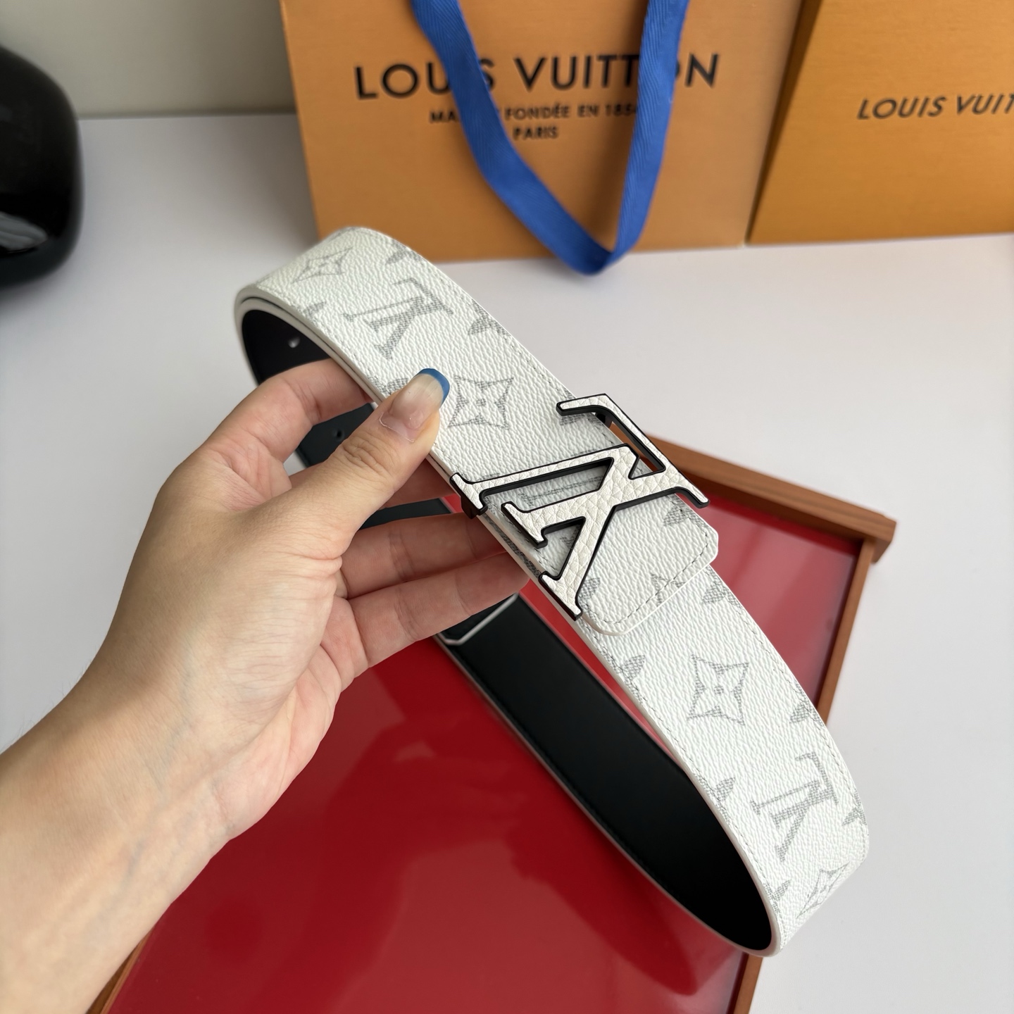 Lv米白色印花搭配另一面土黄平纹底，搭配精品挂扣，精致百搭，时尚大方，宽4.0cm