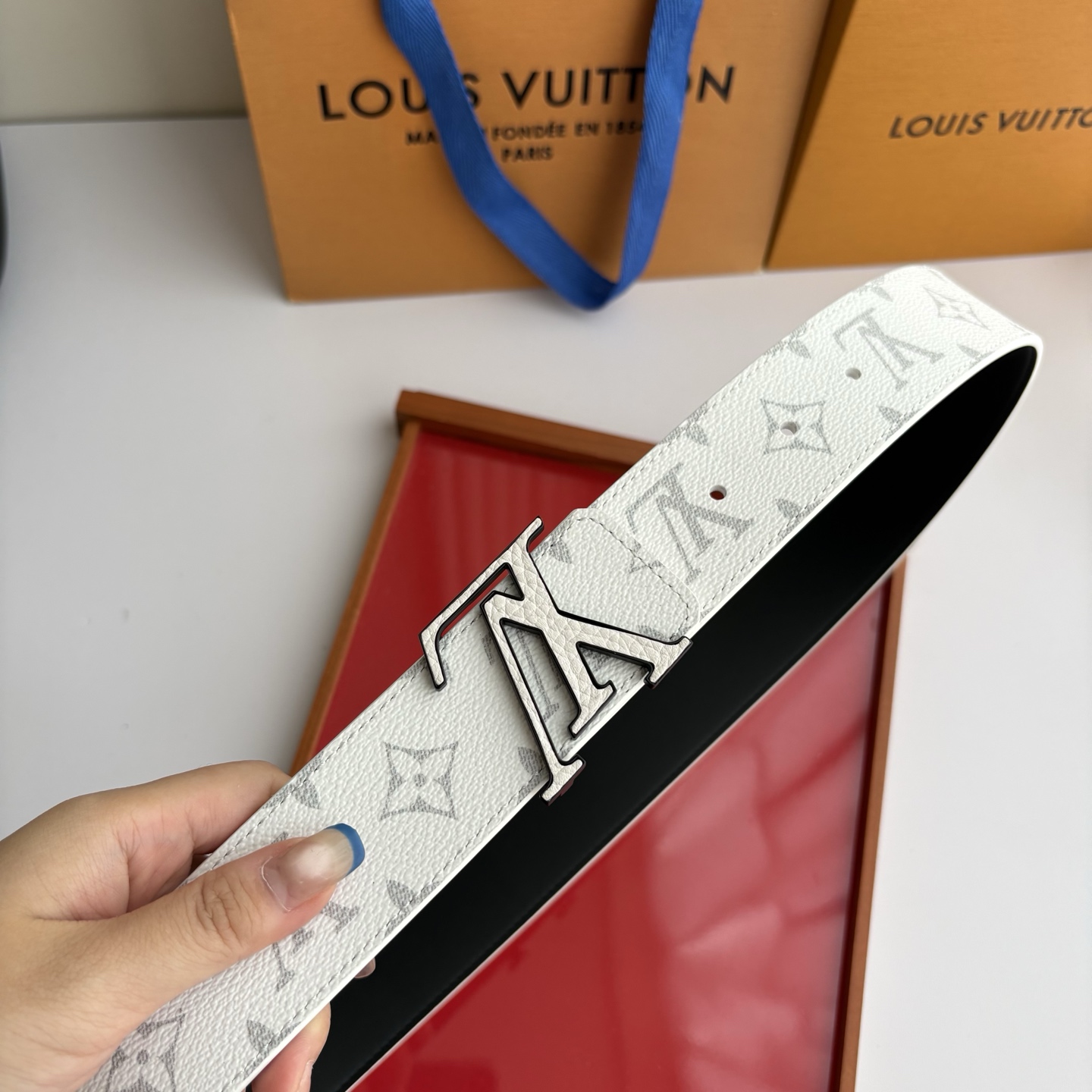 Lv米白色印花搭配另一面土黄平纹底，搭配精品挂扣，精致百搭，时尚大方，宽4.0cm