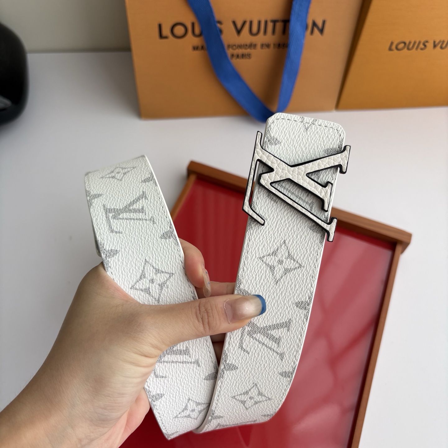 Lv米白色印花搭配另一面土黄平纹底，搭配精品挂扣，精致百搭，时尚大方，宽4.0cm