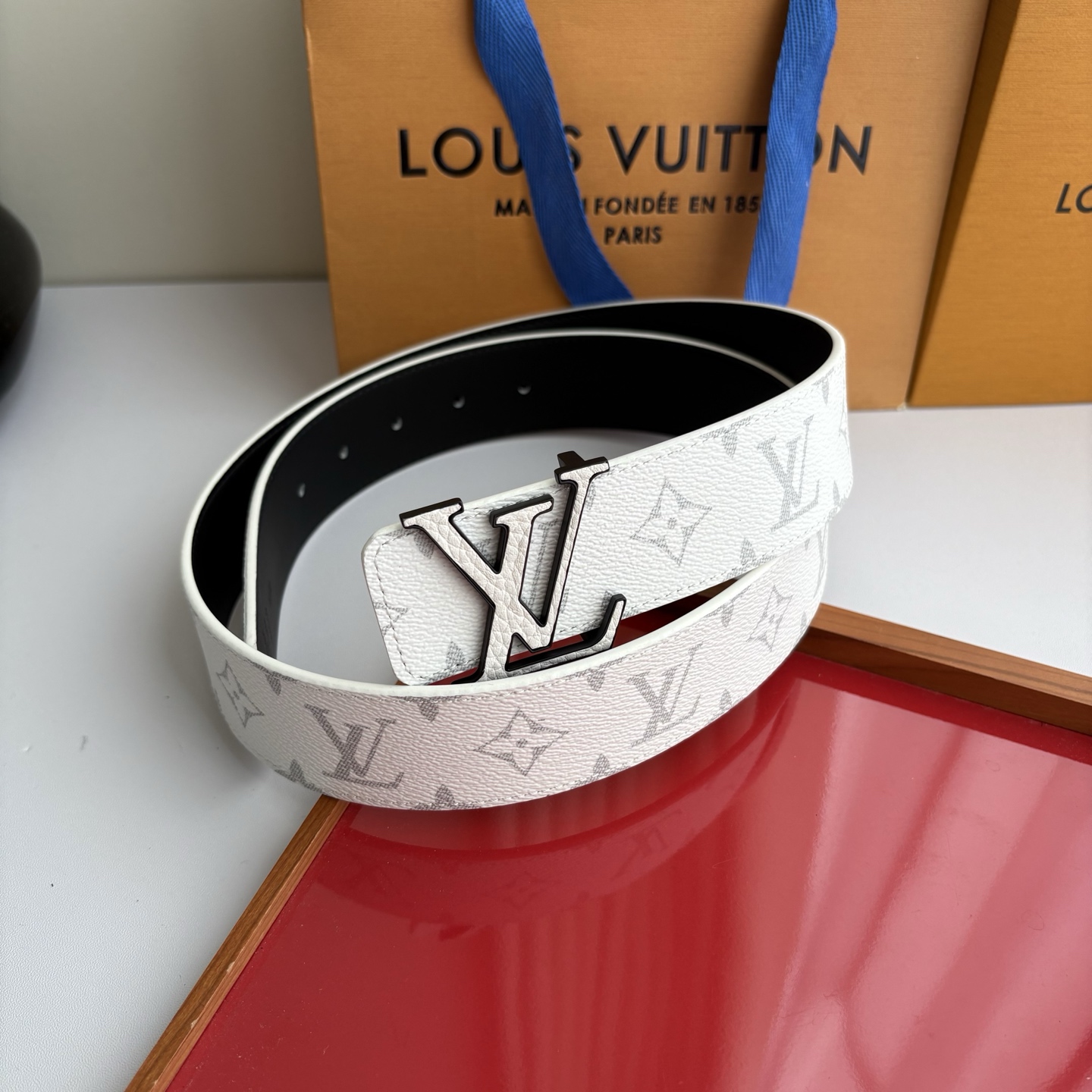Lv米白色印花搭配另一面土黄平纹底,搭配精品挂扣,精致百搭,时尚大方,宽4.0cm Lv米白色印花搭配另一面土黄平纹底,搭配精品挂扣,精致百搭,时尚大方,宽4.0cm