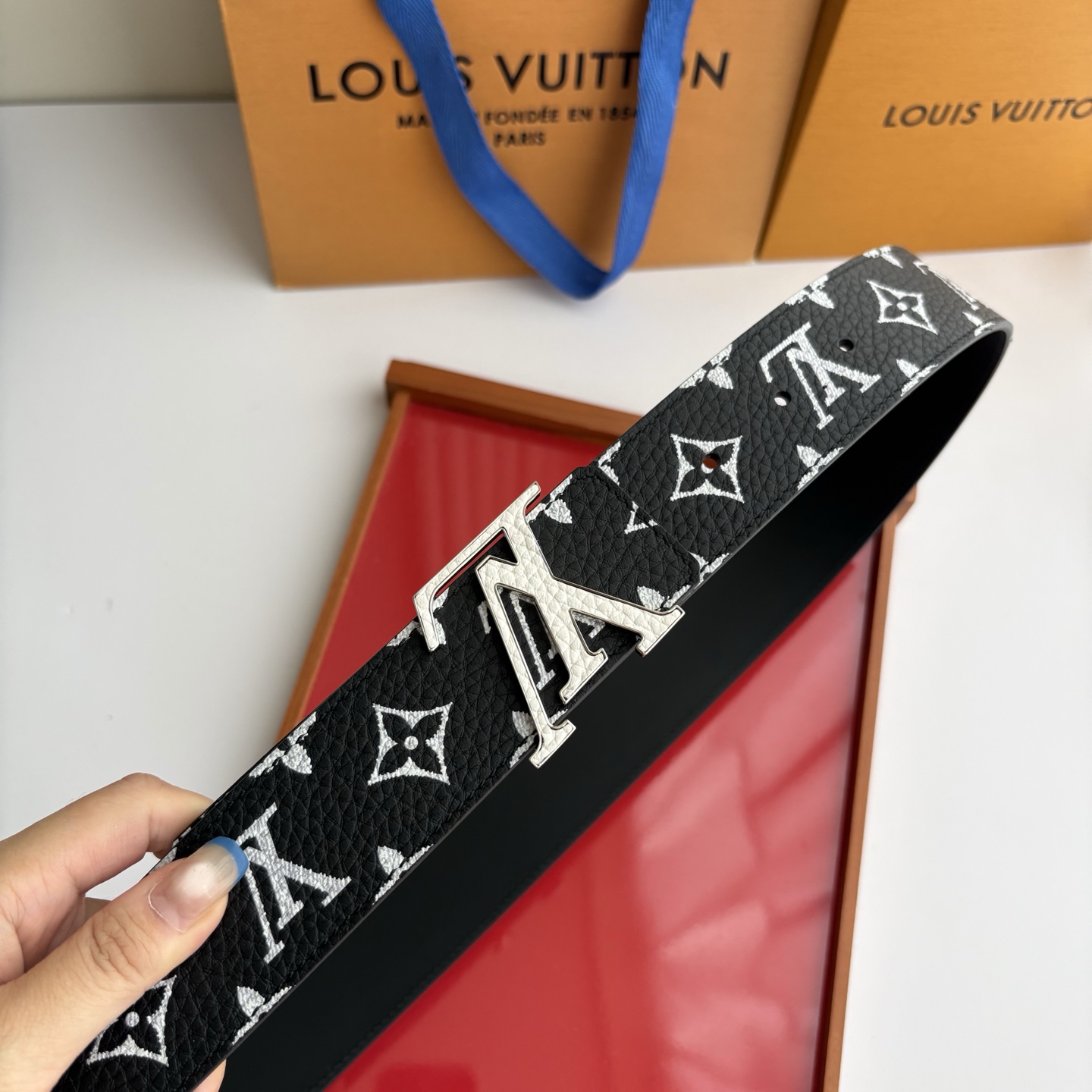 Lv荔枝纹印花搭配另一面黑色平纹底，搭配精品挂扣，精致百搭，时尚大方，宽4.0cm