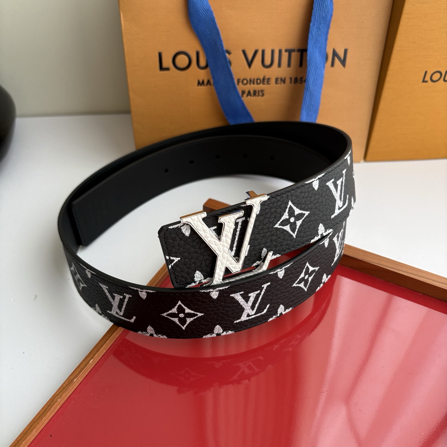 Lv荔枝纹印花搭配另一面黑色平纹底,搭配精品挂扣,精致百搭,时尚大方,宽4.0cm Lv荔枝纹印花搭配另一面黑色平纹底,搭配精品挂扣,精致百搭,时尚大方,宽4.0cm