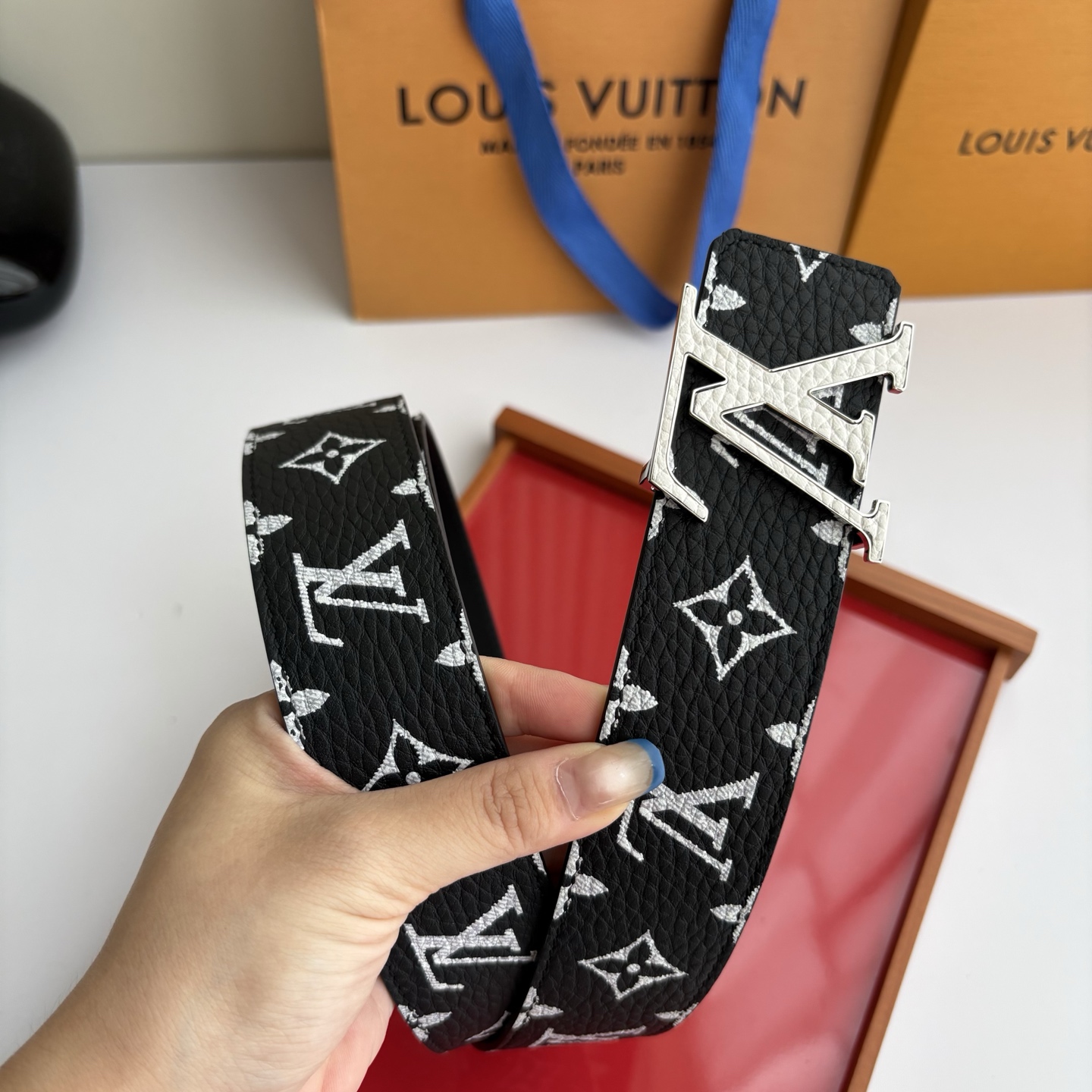 Lv荔枝纹印花搭配另一面黑色平纹底，搭配精品挂扣，精致百搭，时尚大方，宽4.0cm