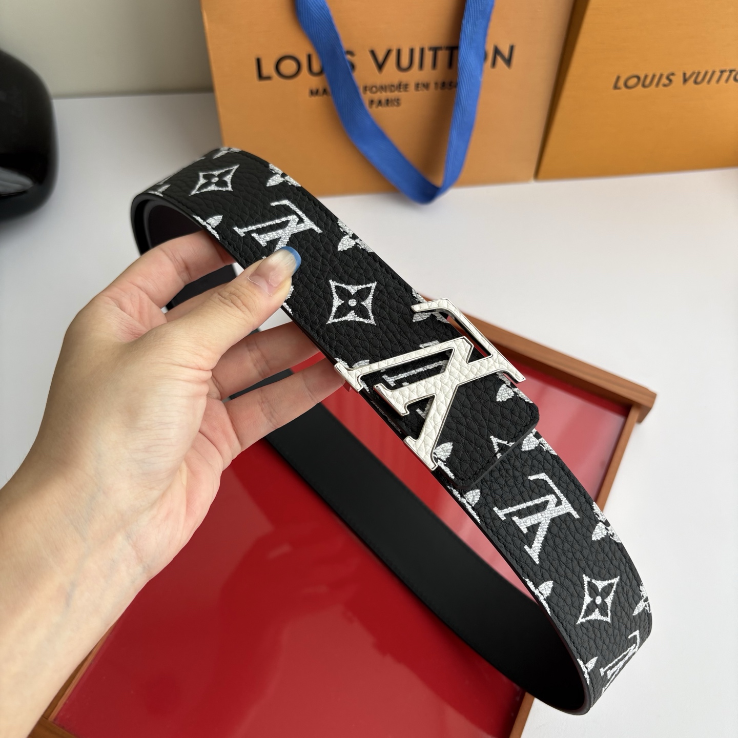 Lv荔枝纹印花搭配另一面黑色平纹底，搭配精品挂扣，精致百搭，时尚大方，宽4.0cm