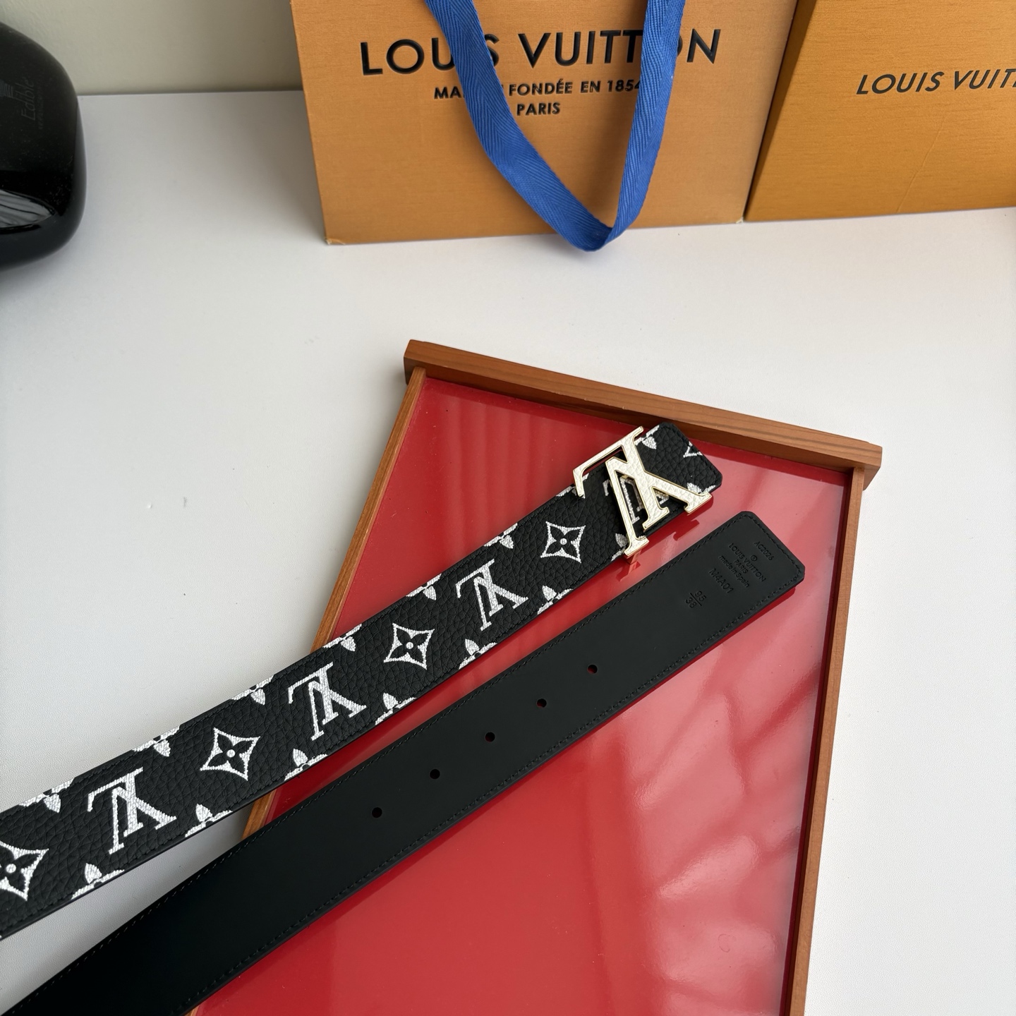 Lv荔枝纹印花搭配另一面黑色平纹底，搭配精品挂扣，精致百搭，时尚大方，宽4.0cm