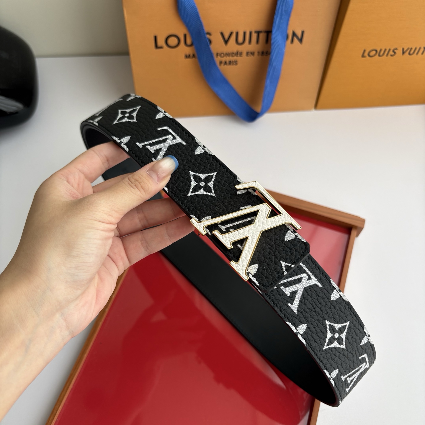 Lv荔枝纹印花搭配另一面黑色平纹底，搭配精品挂扣，精致百搭，时尚大方，宽4.0cm