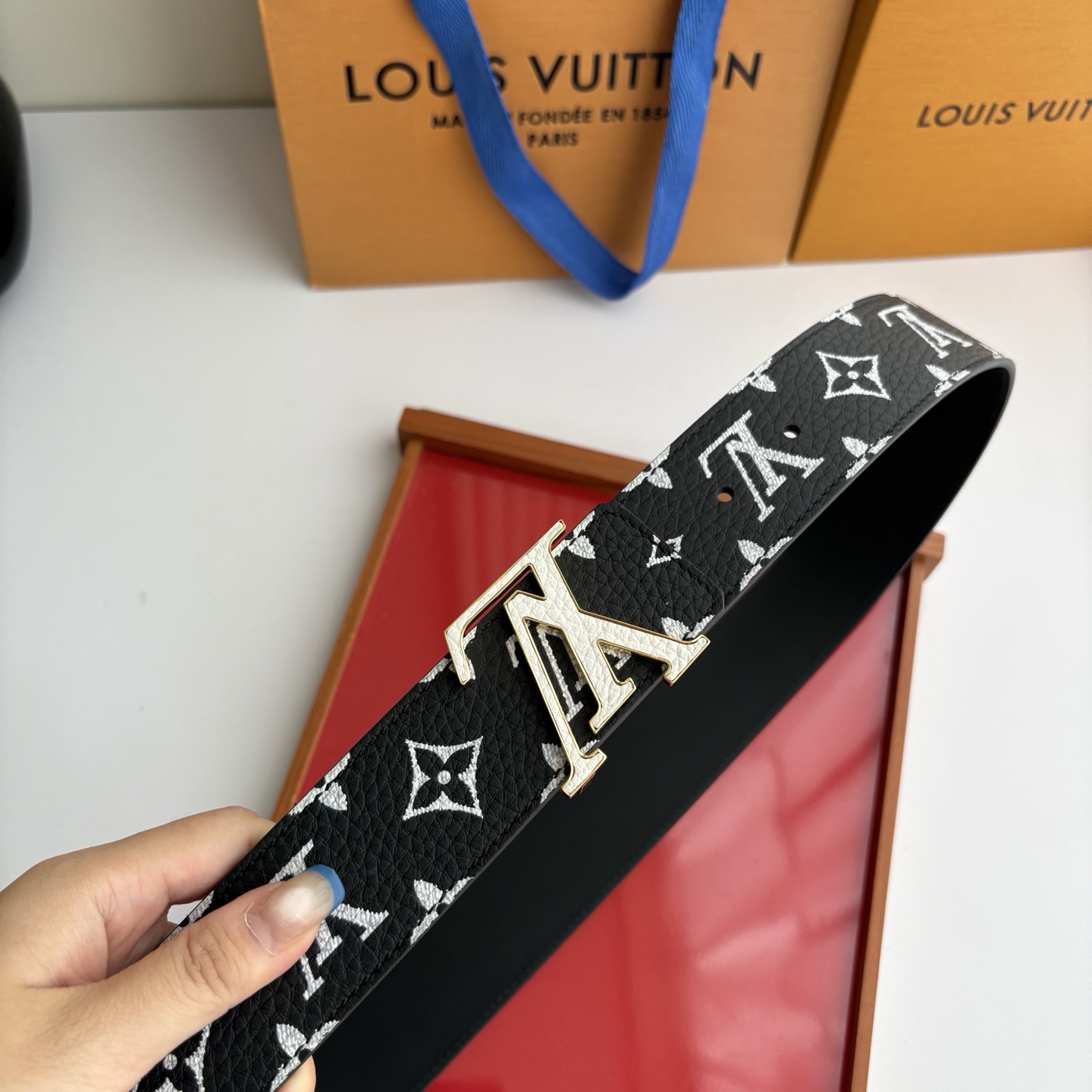 Lv荔枝纹印花搭配另一面黑色平纹底，搭配精品挂扣，精致百搭，时尚大方，宽4.0cm