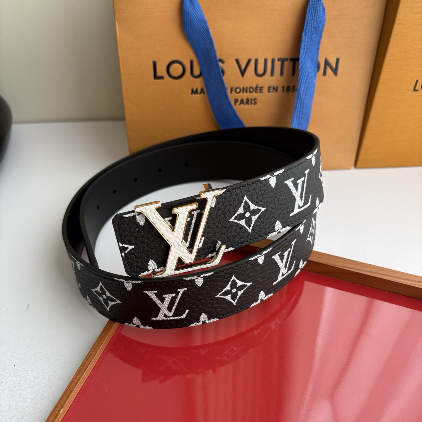 Lv荔枝纹印花搭配另一面黑色平纹底,搭配精品挂扣,精致百搭,时尚大方,宽4.0cm Lv荔枝纹印花搭配另一面黑色平纹底,搭配精品挂扣,精致百搭,时尚大方,宽4.0cm
