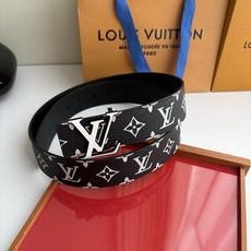 Lv荔枝纹印花搭配另一面黑色平纹底,搭配精品挂扣,精致百搭,时尚大方,宽4.0cm Lv荔枝纹印花搭配另一面黑色平纹底,搭配精品挂扣,精致百搭,时尚大方,宽4.0cm