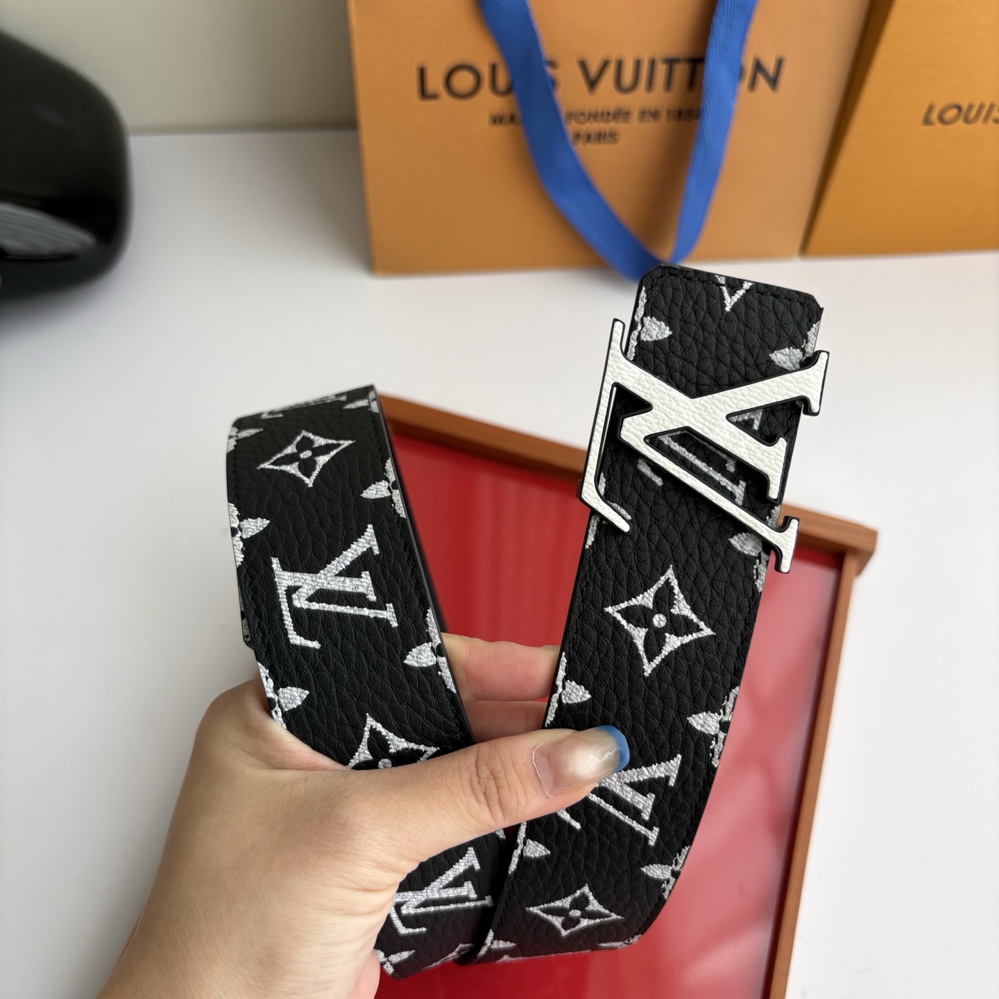 Lv荔枝纹印花搭配另一面黑色平纹底，搭配精品挂扣，精致百搭，时尚大方，宽4.0cm