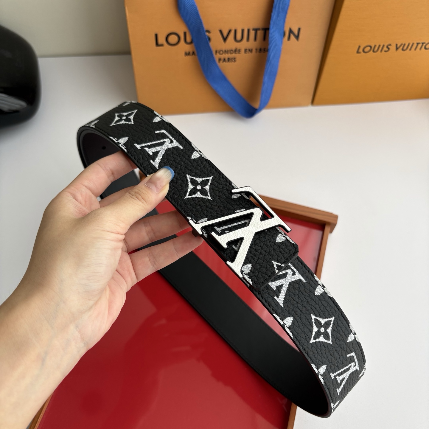 Lv荔枝纹印花搭配另一面黑色平纹底，搭配精品挂扣，精致百搭，时尚大方，宽4.0cm