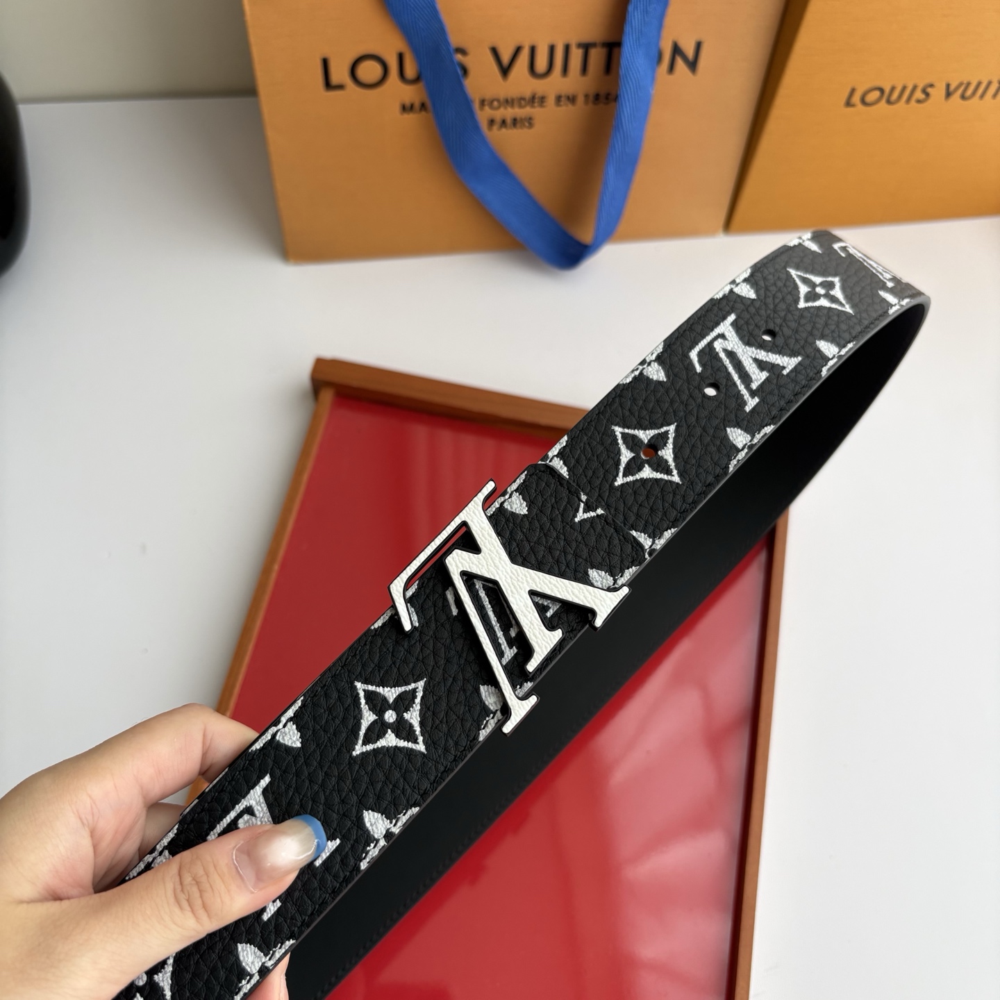 Lv荔枝纹印花搭配另一面黑色平纹底，搭配精品挂扣，精致百搭，时尚大方，宽4.0cm