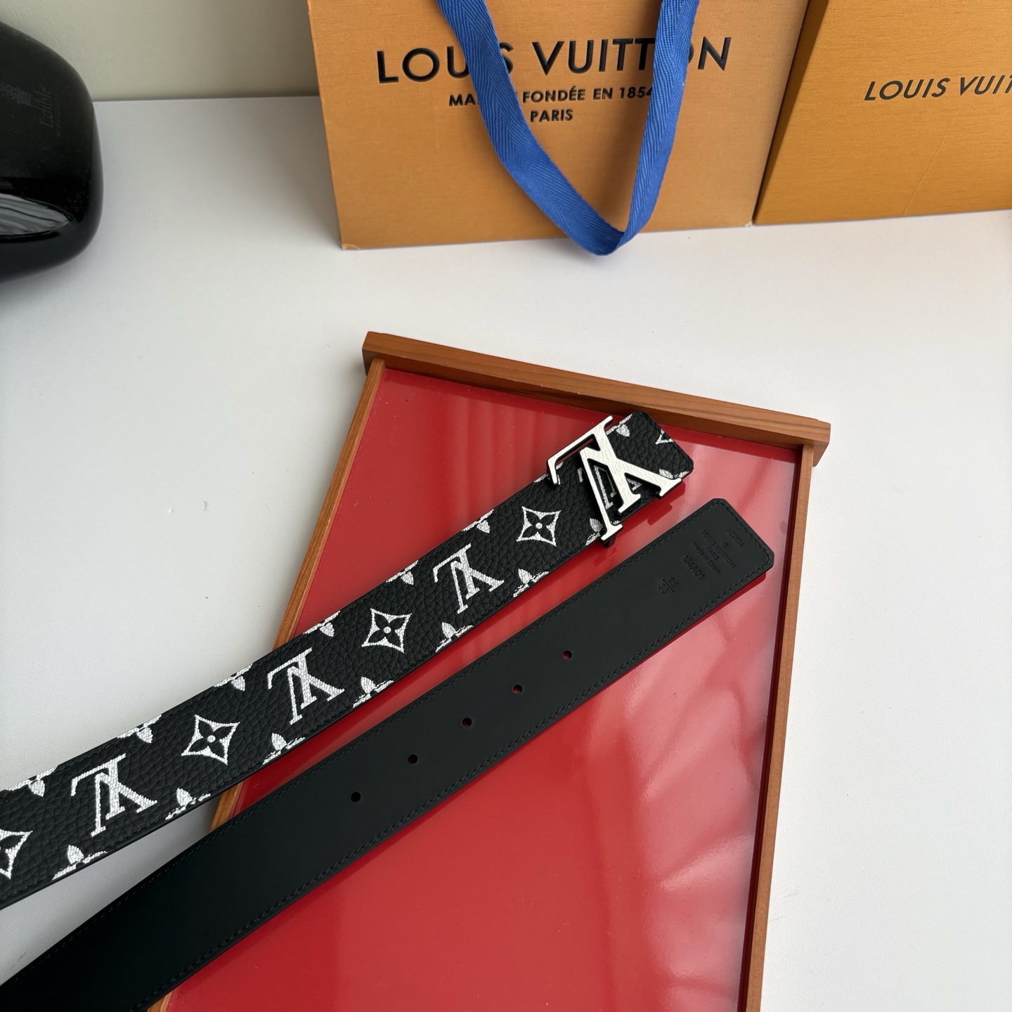 Lv荔枝纹印花搭配另一面黑色平纹底，搭配精品挂扣，精致百搭，时尚大方，宽4.0cm