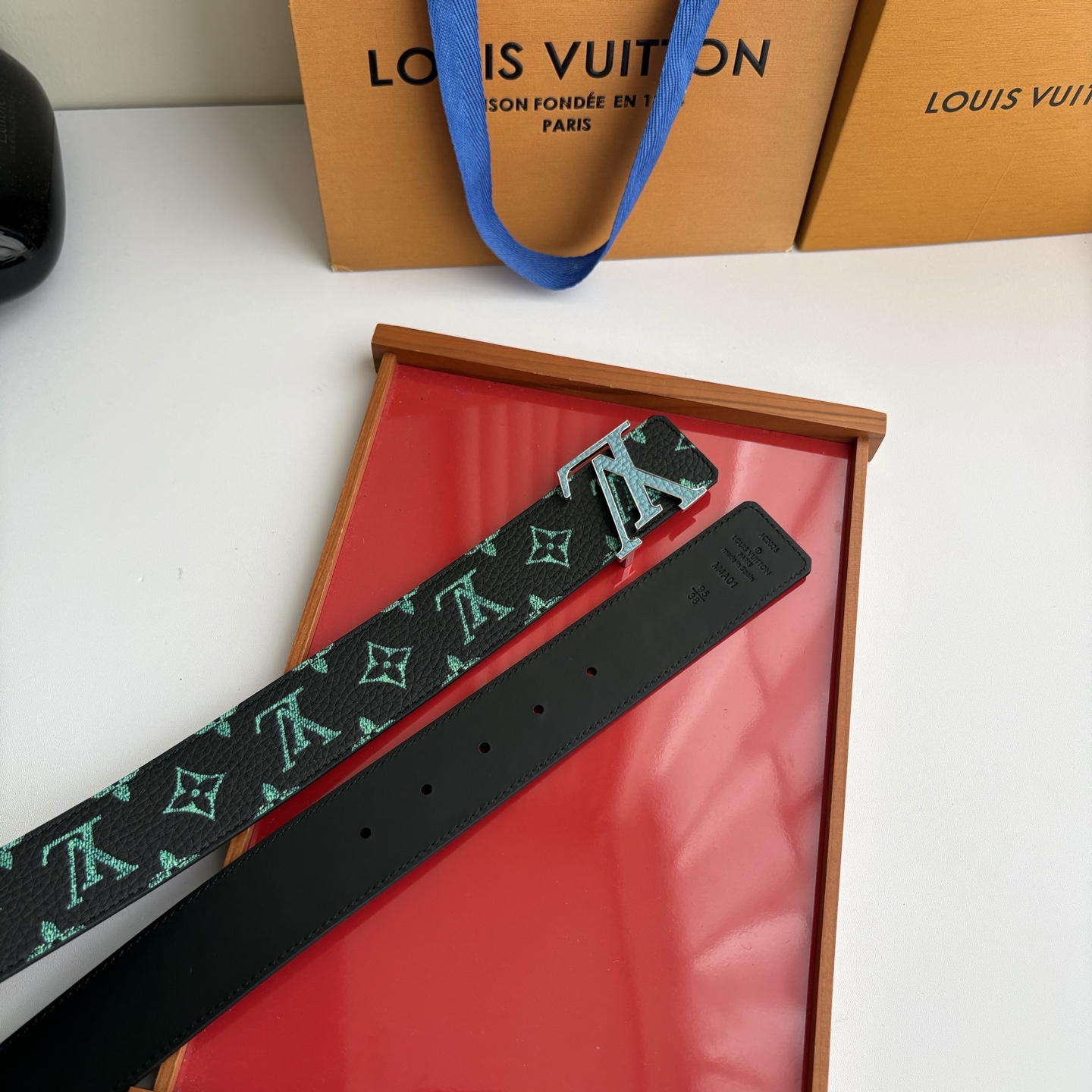 Lv荔枝纹印花搭配另一面黑色平纹底，搭配精品挂扣，精致百搭，时尚大方，宽4.0cm