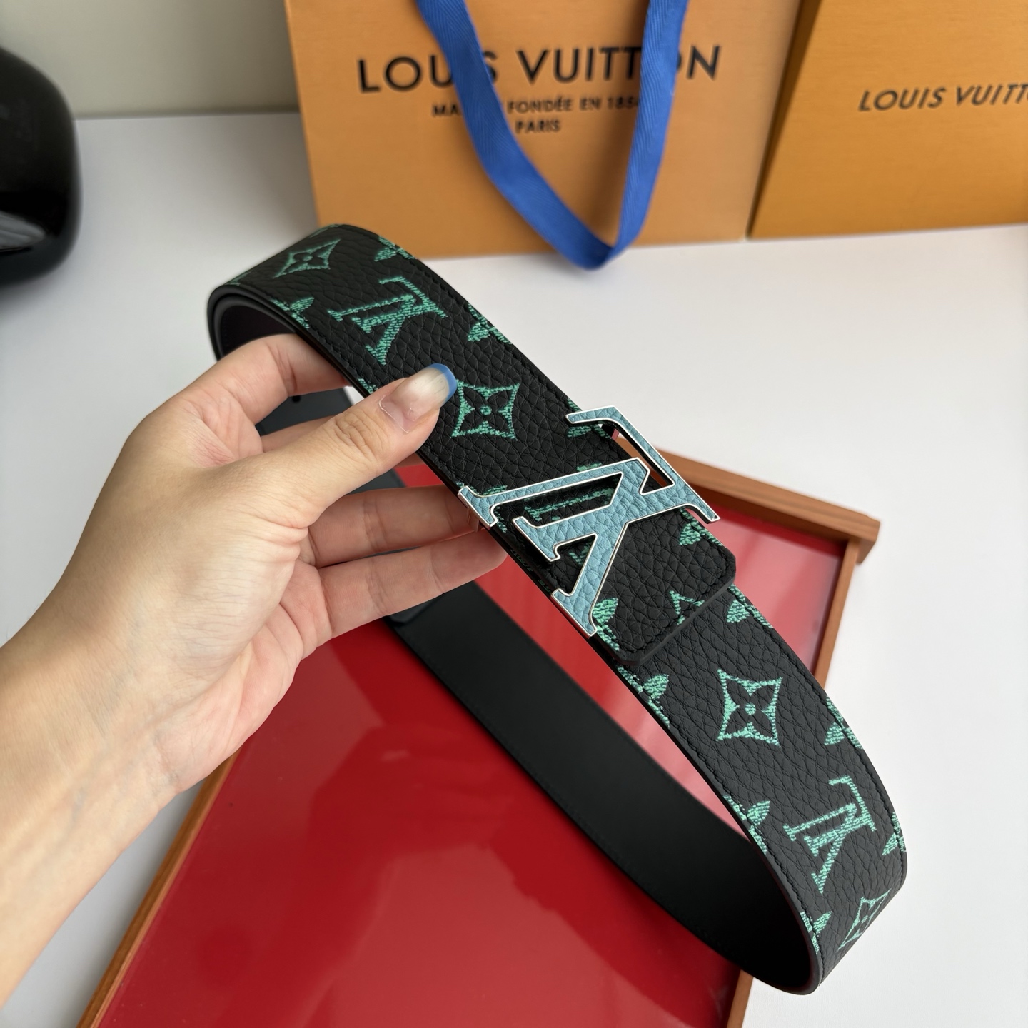Lv荔枝纹印花搭配另一面黑色平纹底，搭配精品挂扣，精致百搭，时尚大方，宽4.0cm