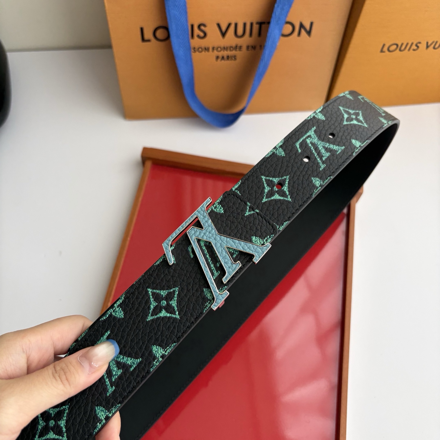 Lv荔枝纹印花搭配另一面黑色平纹底，搭配精品挂扣，精致百搭，时尚大方，宽4.0cm