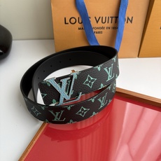 Lv荔枝纹印花搭配另一面黑色平纹底,搭配精品挂扣,精致百搭,时尚大方,宽4.0cm Lv荔枝纹印花搭配另一面黑色平纹底,搭配精品挂扣,精致百搭,时尚大方,宽4.0cm