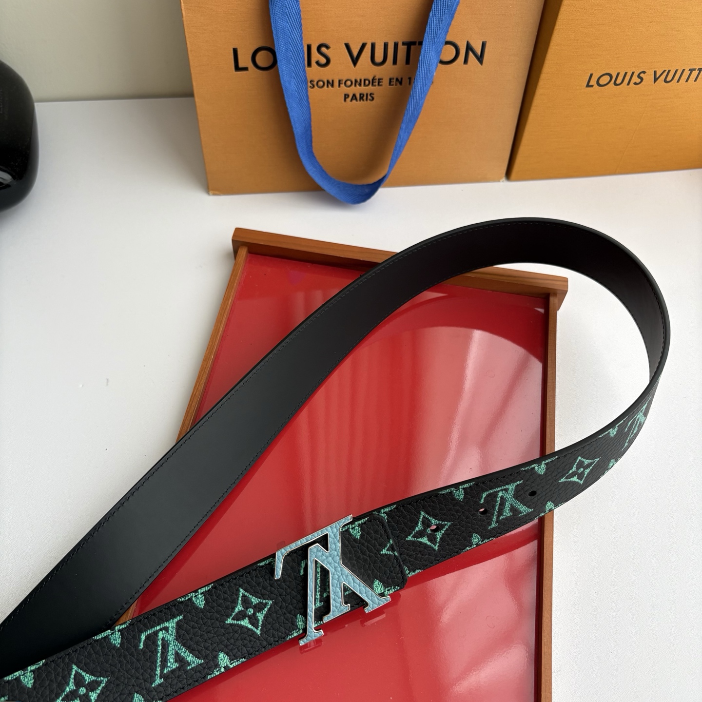 Lv荔枝纹印花搭配另一面黑色平纹底，搭配精品挂扣，精致百搭，时尚大方，宽4.0cm