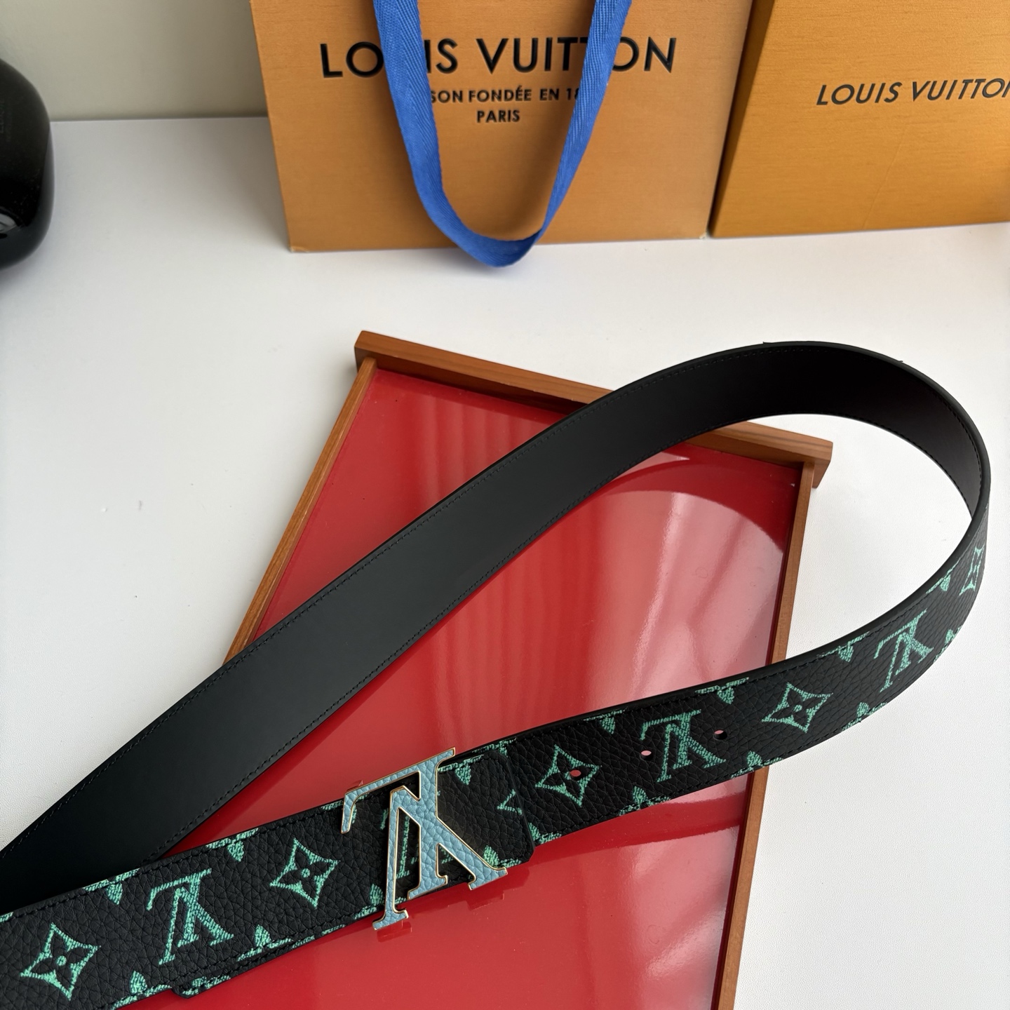 Lv荔枝纹印花搭配另一面黑色平纹底，搭配精品挂扣，精致百搭，时尚大方，宽4.0cm