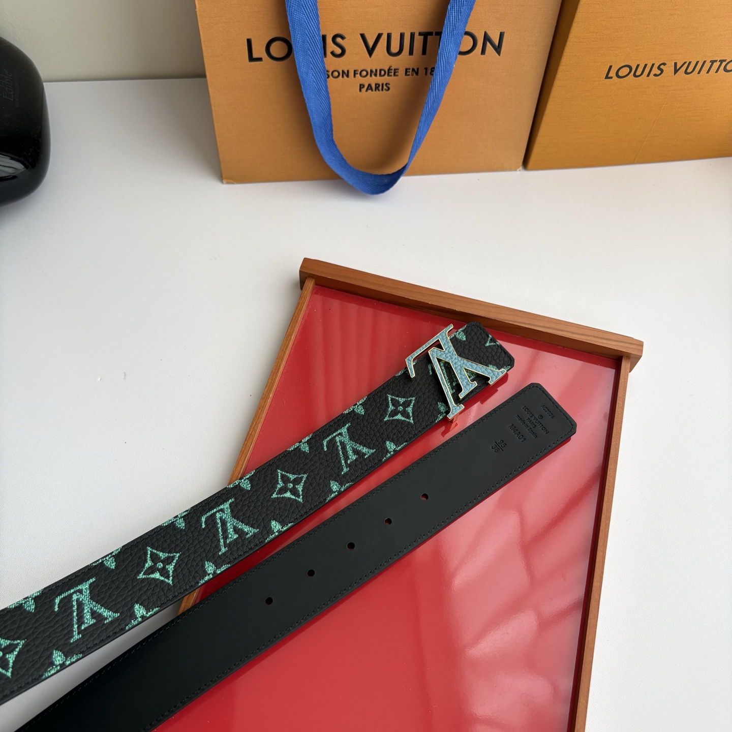 Lv荔枝纹印花搭配另一面黑色平纹底，搭配精品挂扣，精致百搭，时尚大方，宽4.0cm