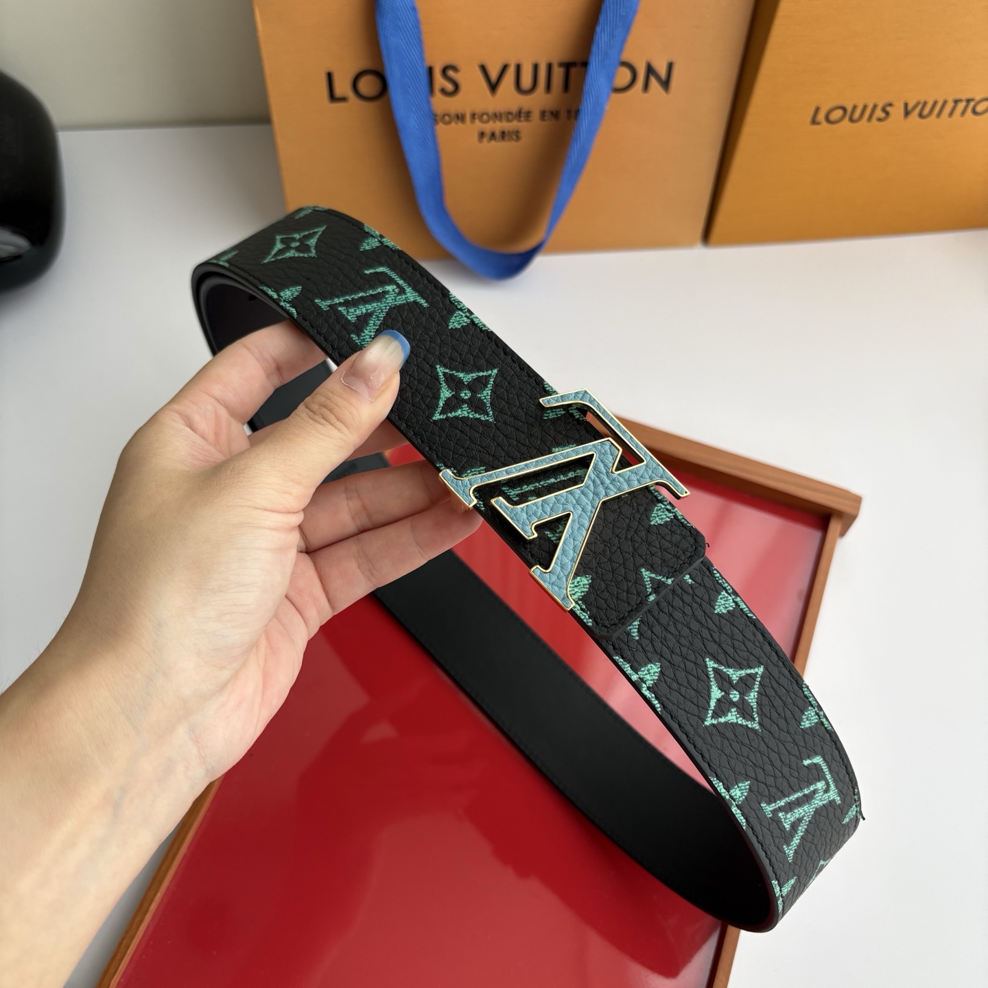 Lv荔枝纹印花搭配另一面黑色平纹底，搭配精品挂扣，精致百搭，时尚大方，宽4.0cm