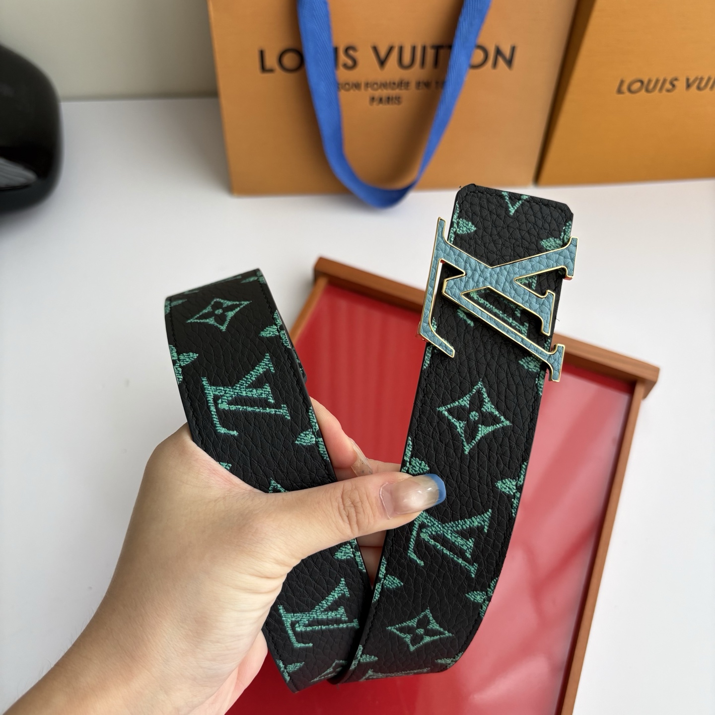 Lv荔枝纹印花搭配另一面黑色平纹底，搭配精品挂扣，精致百搭，时尚大方，宽4.0cm