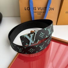 Lv荔枝纹印花搭配另一面黑色平纹底,搭配精品挂扣,精致百搭,时尚大方,宽4.0cm Lv荔枝纹印花搭配另一面黑色平纹底,搭配精品挂扣,精致百搭,时尚大方,宽4.0cm