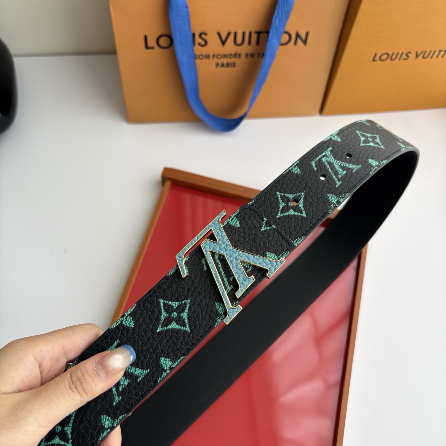 Lv荔枝纹印花搭配另一面黑色平纹底，搭配精品挂扣，精致百搭，时尚大方，宽4.0cm