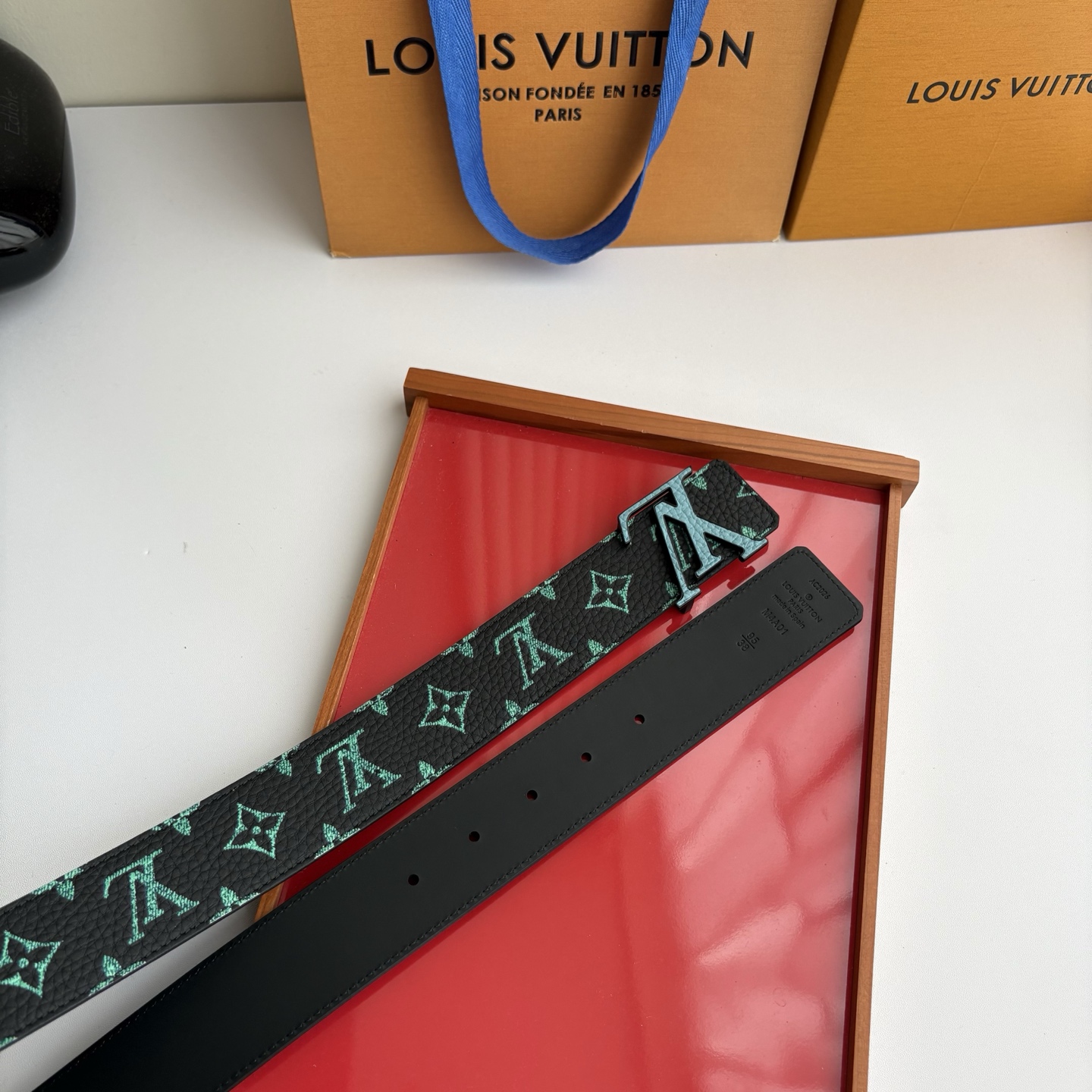 Lv荔枝纹印花搭配另一面黑色平纹底，搭配精品挂扣，精致百搭，时尚大方，宽4.0cm