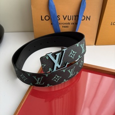 Lv荔枝纹印花搭配另一面黑色平纹底,搭配精品挂扣,精致百搭,时尚大方,宽4.0cm Lv荔枝纹印花搭配另一面黑色平纹底,搭配精品挂扣,精致百搭,时尚大方,宽4.0cm
