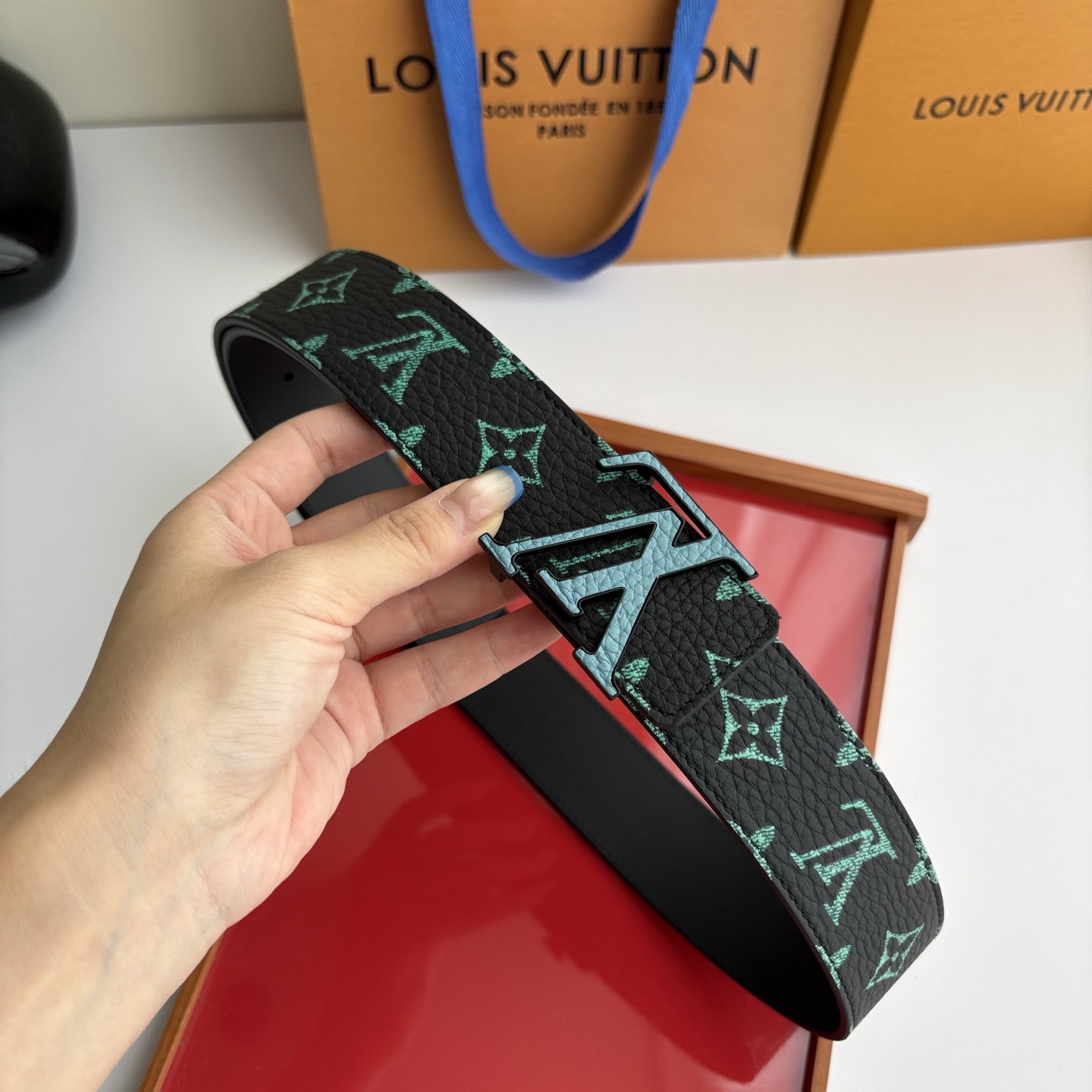 Lv荔枝纹印花搭配另一面黑色平纹底，搭配精品挂扣，精致百搭，时尚大方，宽4.0cm