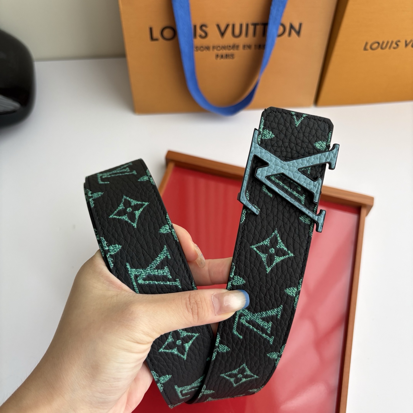 Lv荔枝纹印花搭配另一面黑色平纹底，搭配精品挂扣，精致百搭，时尚大方，宽4.0cm