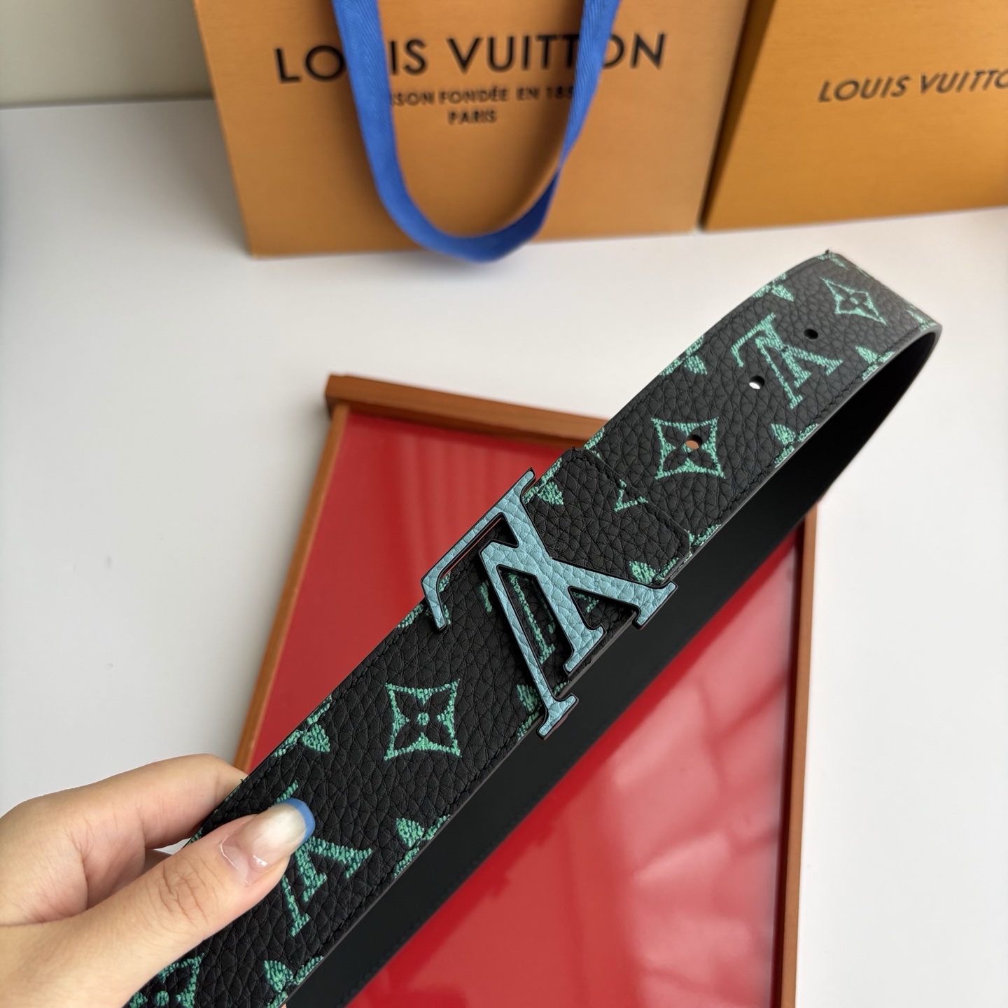 Lv荔枝纹印花搭配另一面黑色平纹底，搭配精品挂扣，精致百搭，时尚大方，宽4.0cm