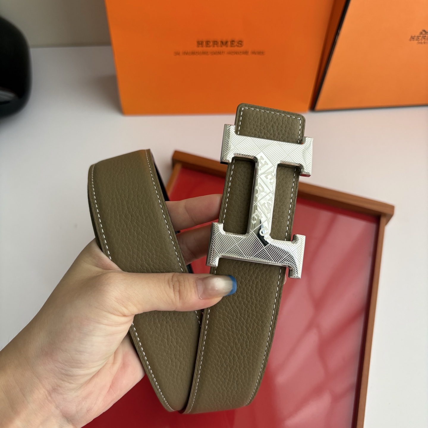 【爱马仕】Hermes 原单爱马仕，宽3.8cm进口原版皮带身，双面可两面用，精品电镀五金 ！