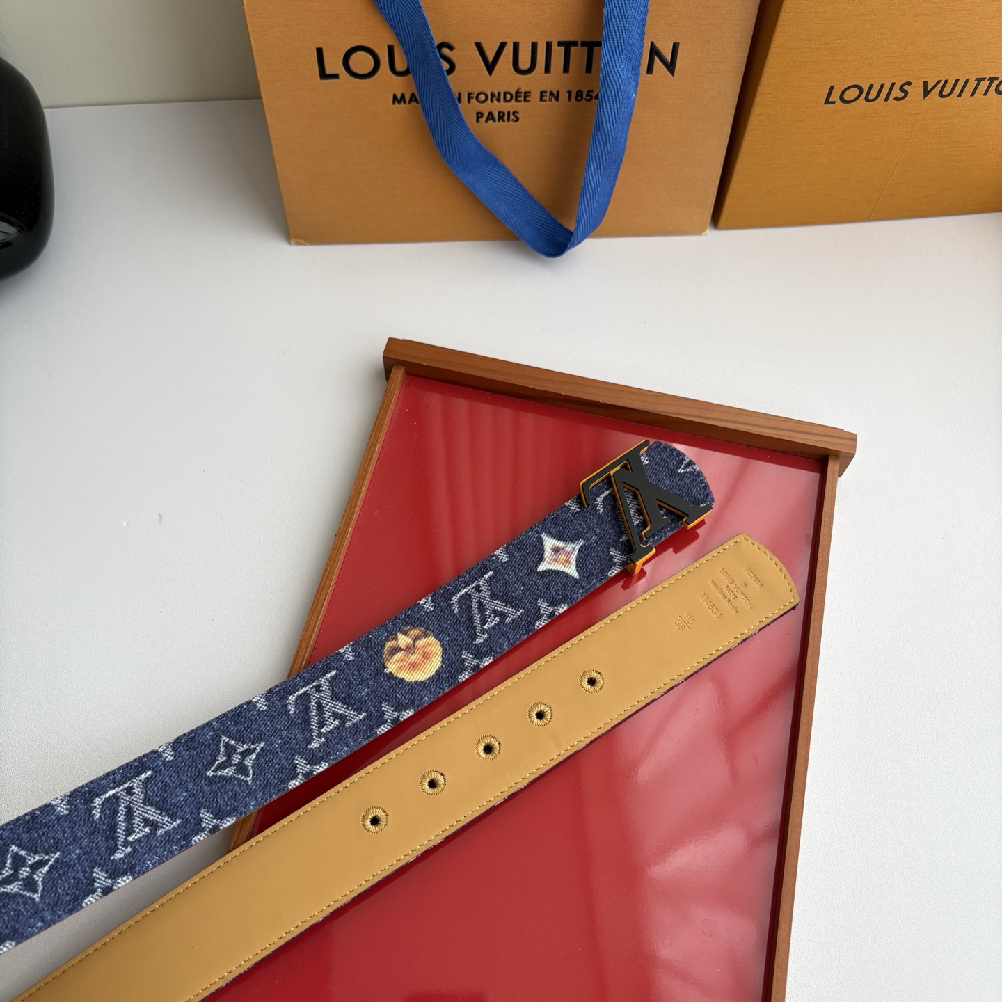 Lv当季新款牛仔篮Monogram 帆布材质，复古做旧的老花印花搭配另一面树膏进口牛皮，也可作为装饰腰带搭配连衣裙。宽4