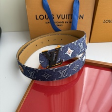 Lv当季新款牛仔篮Monogram 帆布材质,复古做旧的老花印花搭配另一面树膏进口牛皮,也可作为装饰腰带搭配连衣裙。宽4 Lv当季新款牛仔篮Monogram 帆布材质,复古做旧的老花印花搭配另一面树膏进口牛皮,也可作为装饰腰带搭配连衣裙。宽4