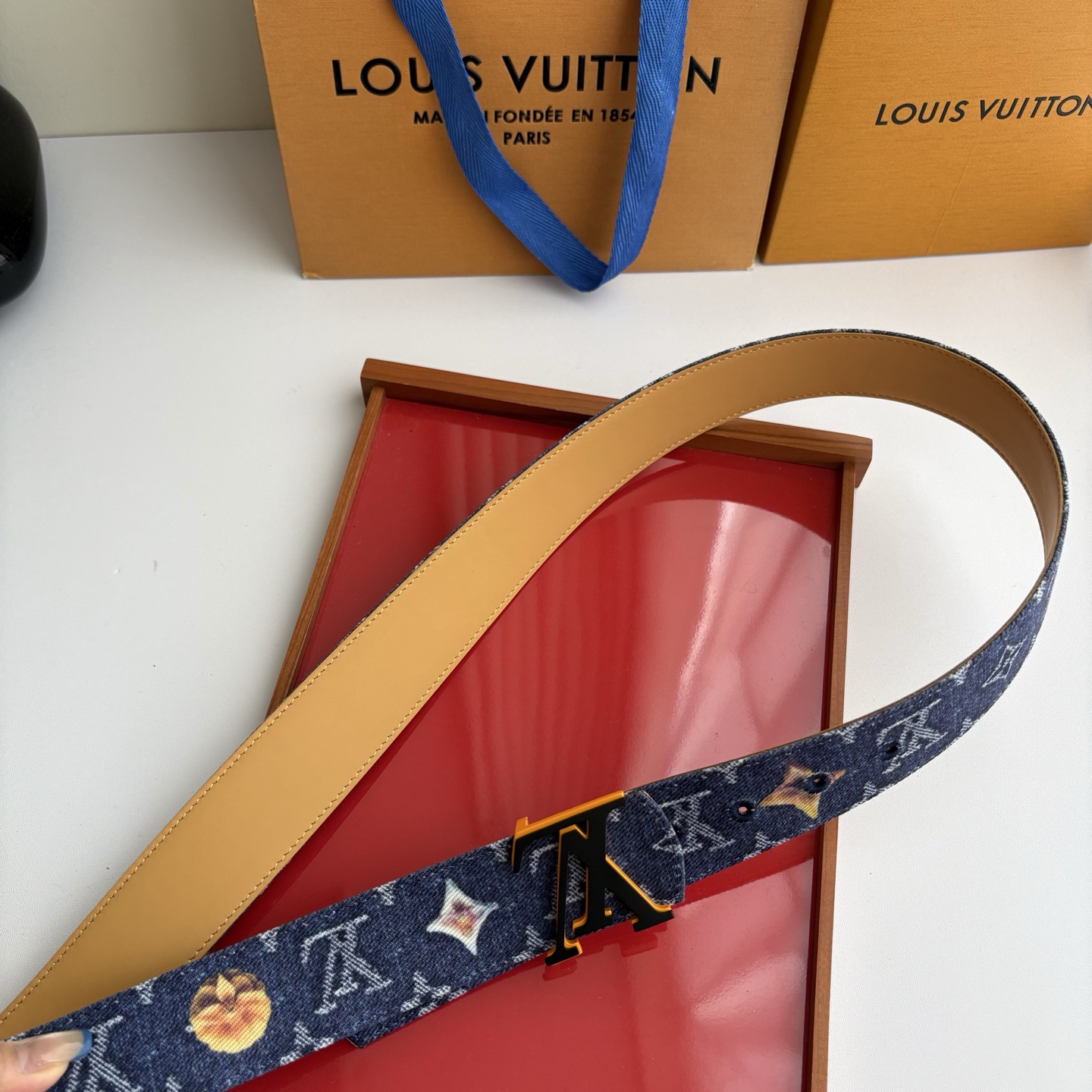 Lv当季新款牛仔篮Monogram 帆布材质，复古做旧的老花印花搭配另一面树膏进口牛皮，也可作为装饰腰带搭配连衣裙。宽4