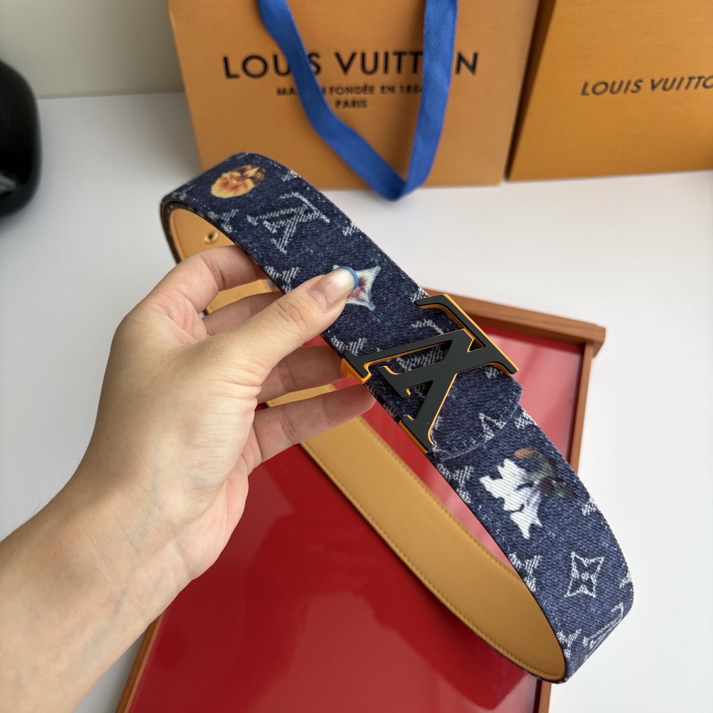 Lv当季新款牛仔篮Monogram 帆布材质，复古做旧的老花印花搭配另一面树膏进口牛皮，也可作为装饰腰带搭配连衣裙。宽4