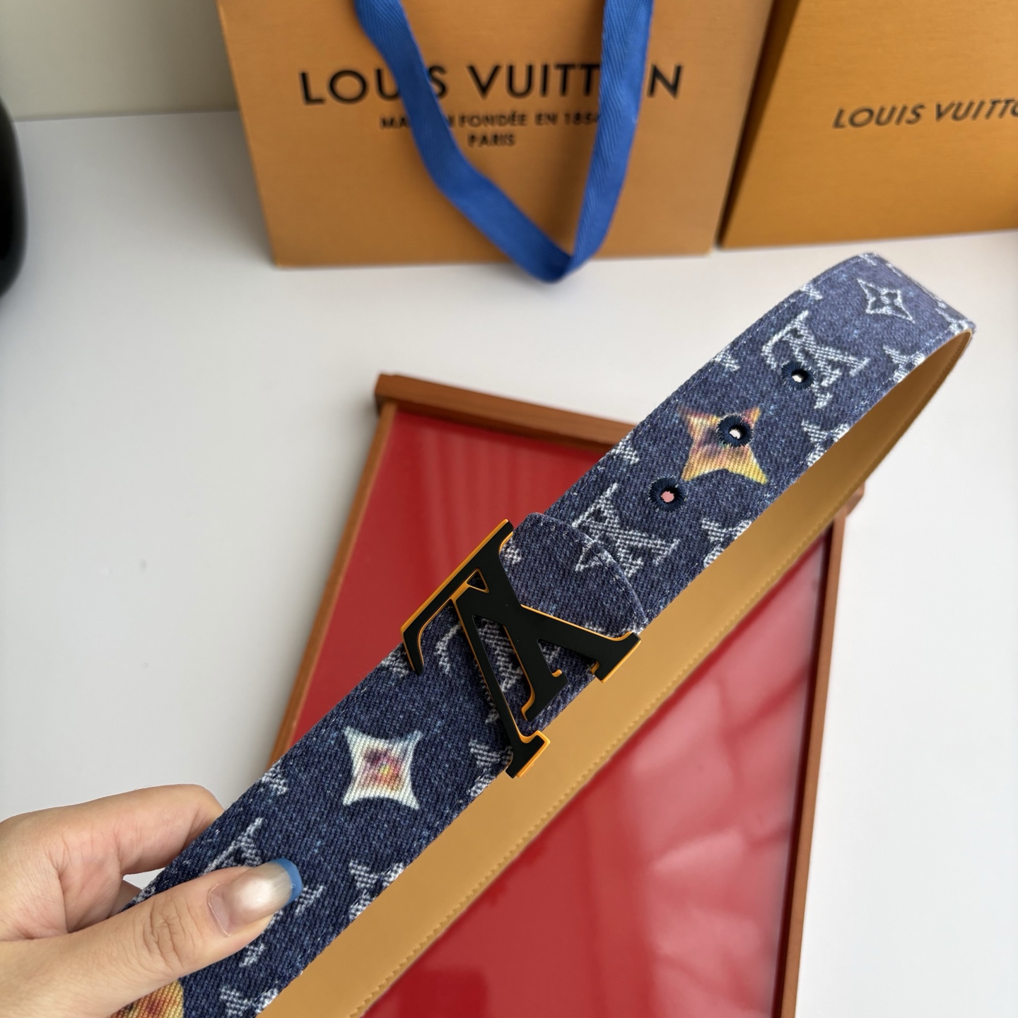 Lv当季新款牛仔篮Monogram 帆布材质，复古做旧的老花印花搭配另一面树膏进口牛皮，也可作为装饰腰带搭配连衣裙。宽4