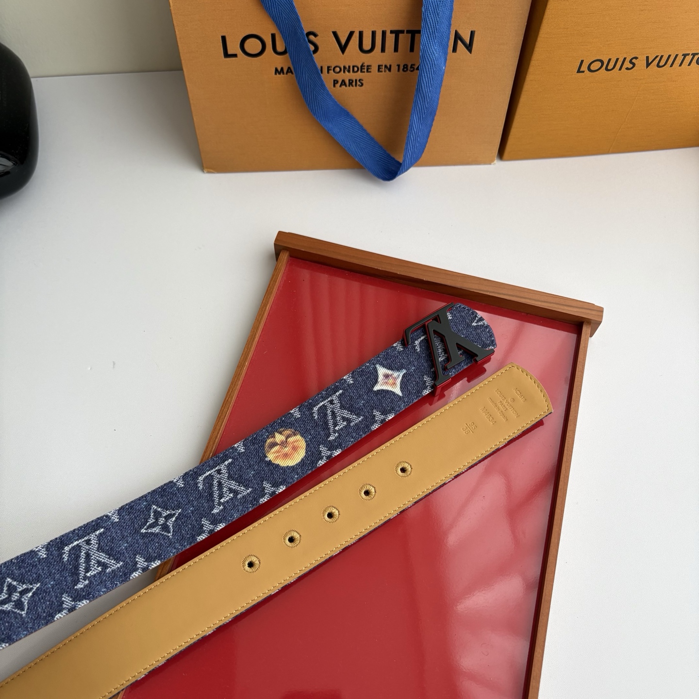 Lv当季新款牛仔篮Monogram 帆布材质，复古做旧的老花印花搭配另一面树膏进口牛皮，也可作为装饰腰带搭配连衣裙。宽4