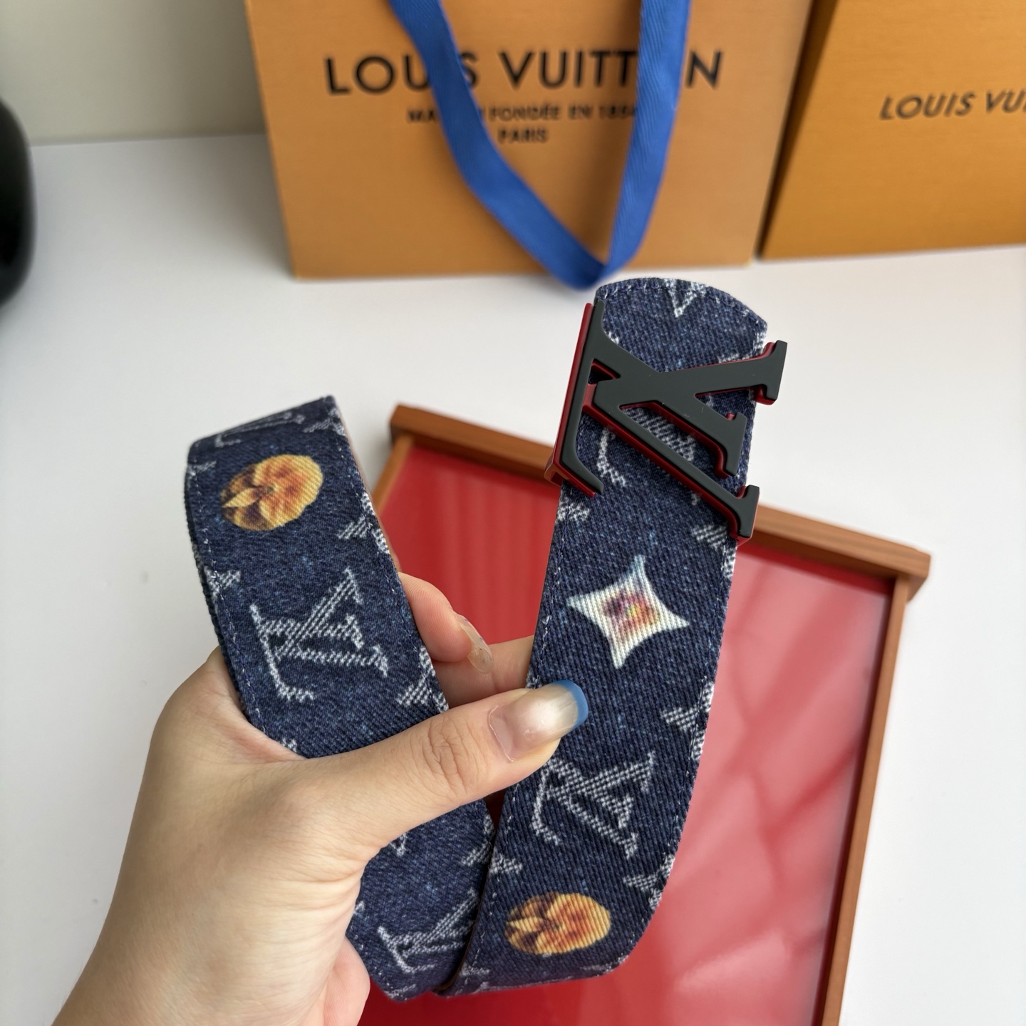 Lv当季新款牛仔篮Monogram 帆布材质，复古做旧的老花印花搭配另一面树膏进口牛皮，也可作为装饰腰带搭配连衣裙。宽4